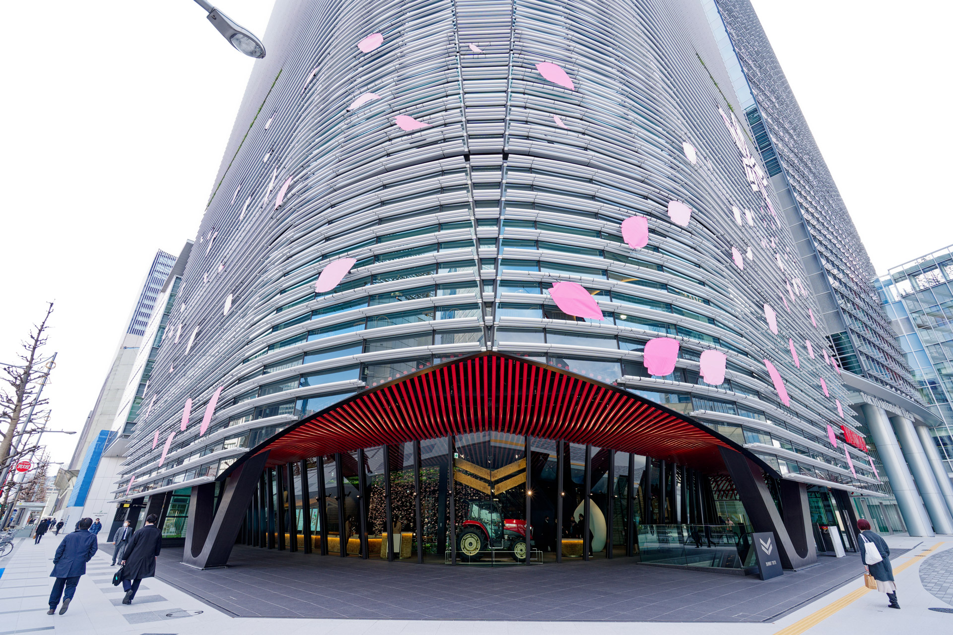 「YANMAR TOKYO」のビル正面。外壁を彩る桜の花びらのあしらいは、1月15日までの期間限定となる