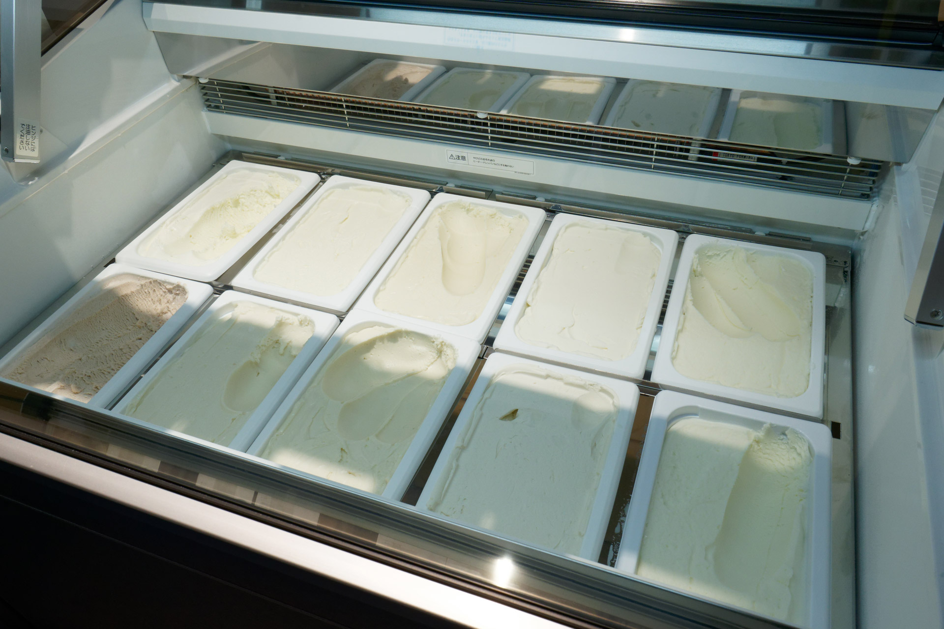 アルコール入り8種類と、ノンアルコール2種類のアイスをカップ販売