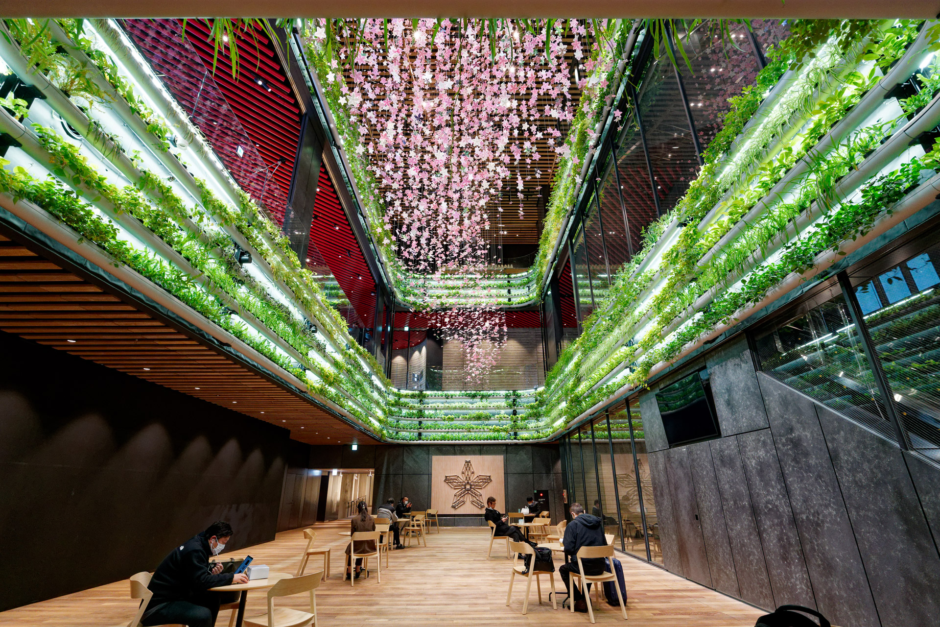 地下1階から見上げた「HANASAKA SQUARE」の吹き抜け