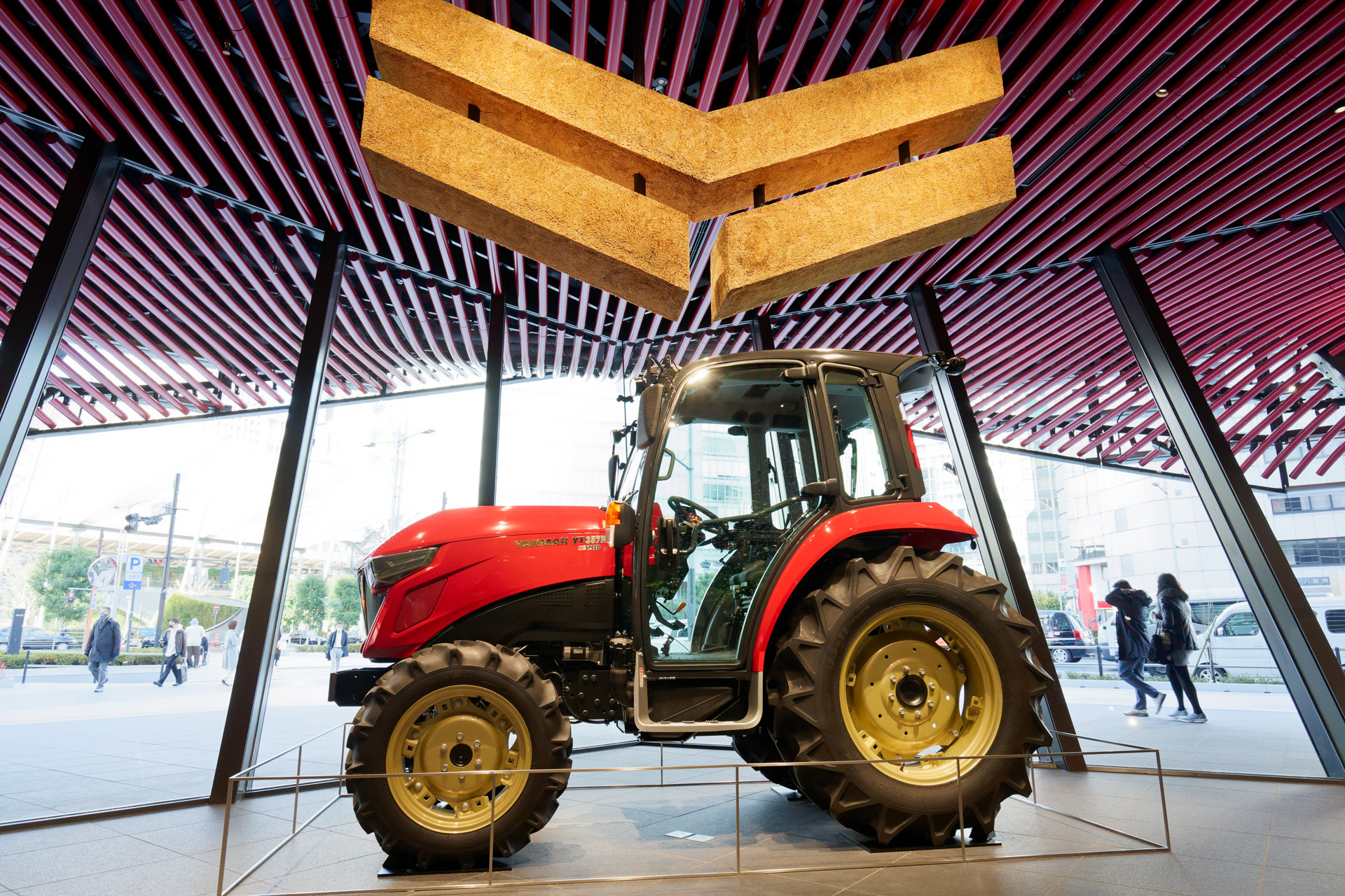 ヤンマーのトラクターが展示されている