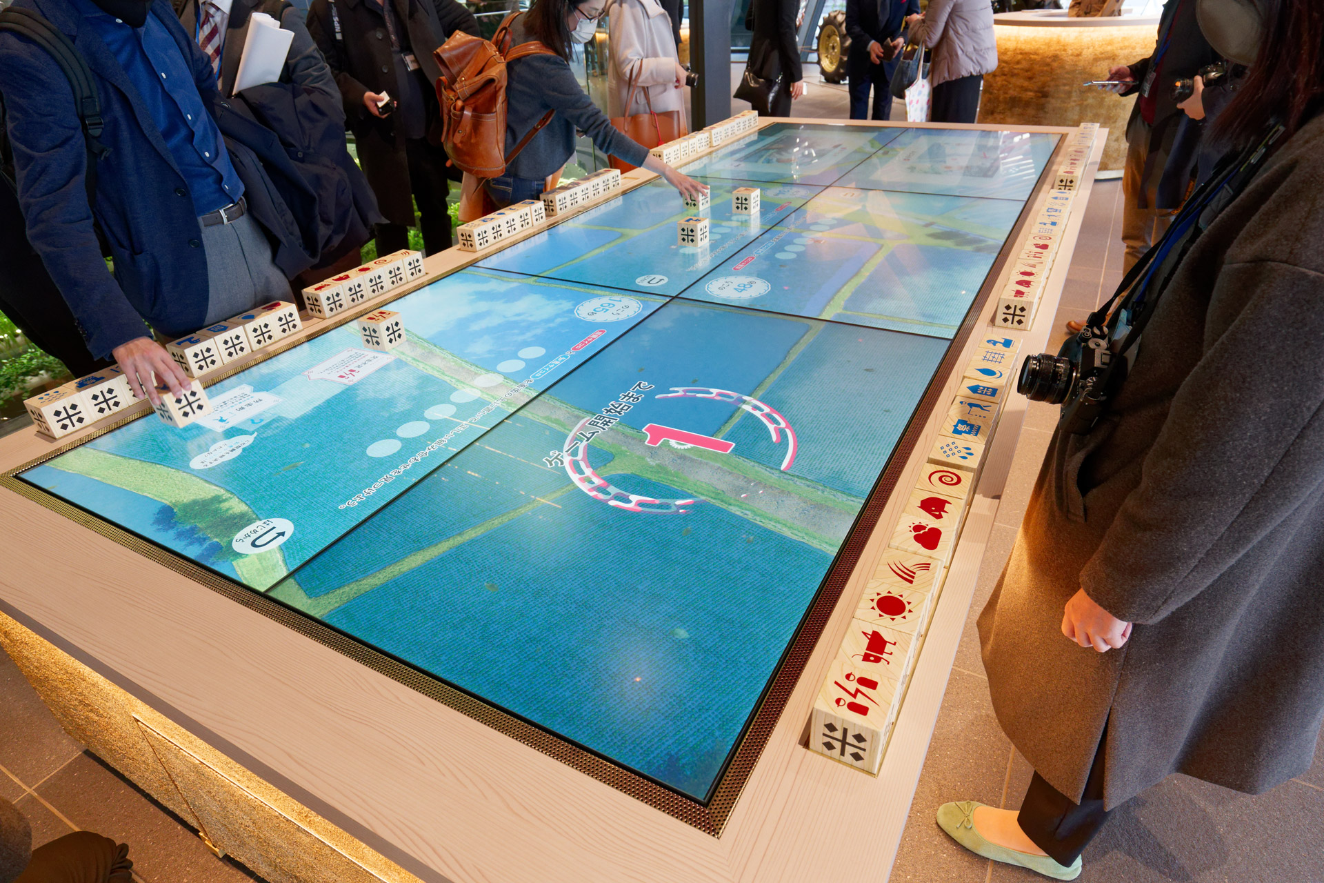 画面にキューブを置いていくことで米作りに関する知識を身に付けられるゲーム風のアトラクション