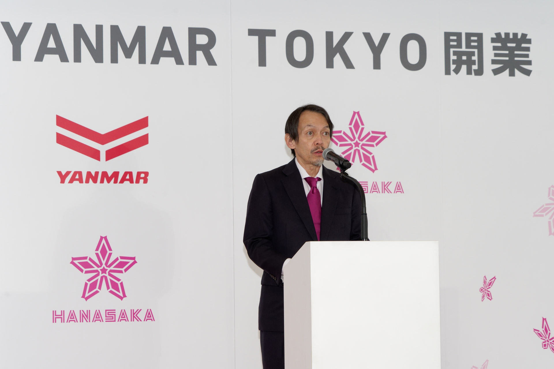 ヤンマーホールディングス株式会社 代表取締役社長兼CEOの山岡健人氏。「ヤンマーは人の可能性を信じる会社です。あらゆるチャレンジを後押しする文化があります」とし、「HANASAKA」の理念のもと「そのチャレンジの輪を社会全体に広げていきたい」と語った