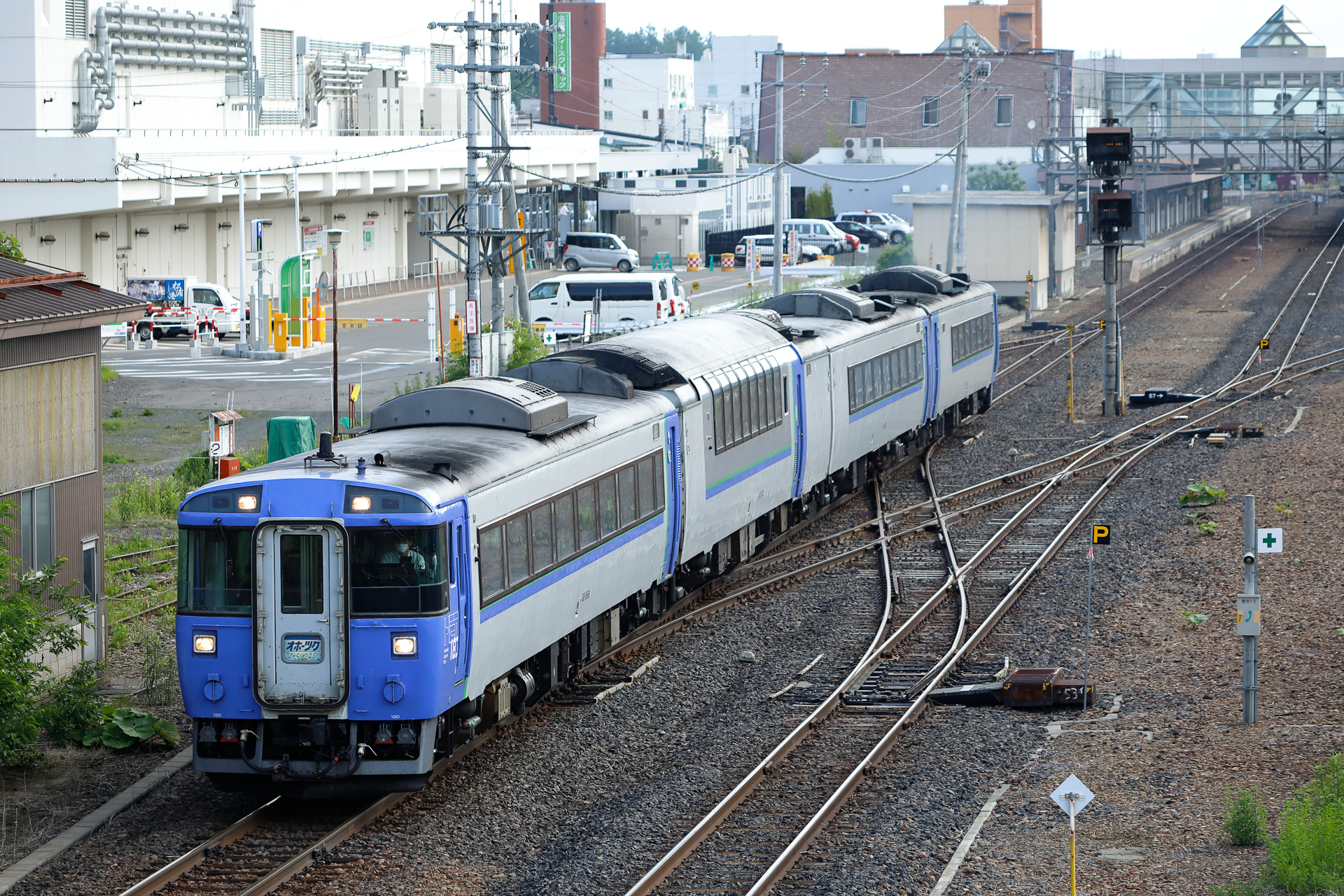 石北本線の北見駅を発車する上り特急「オホーツク2号」。進行方向右側の、駅舎に面した1番線から発車している