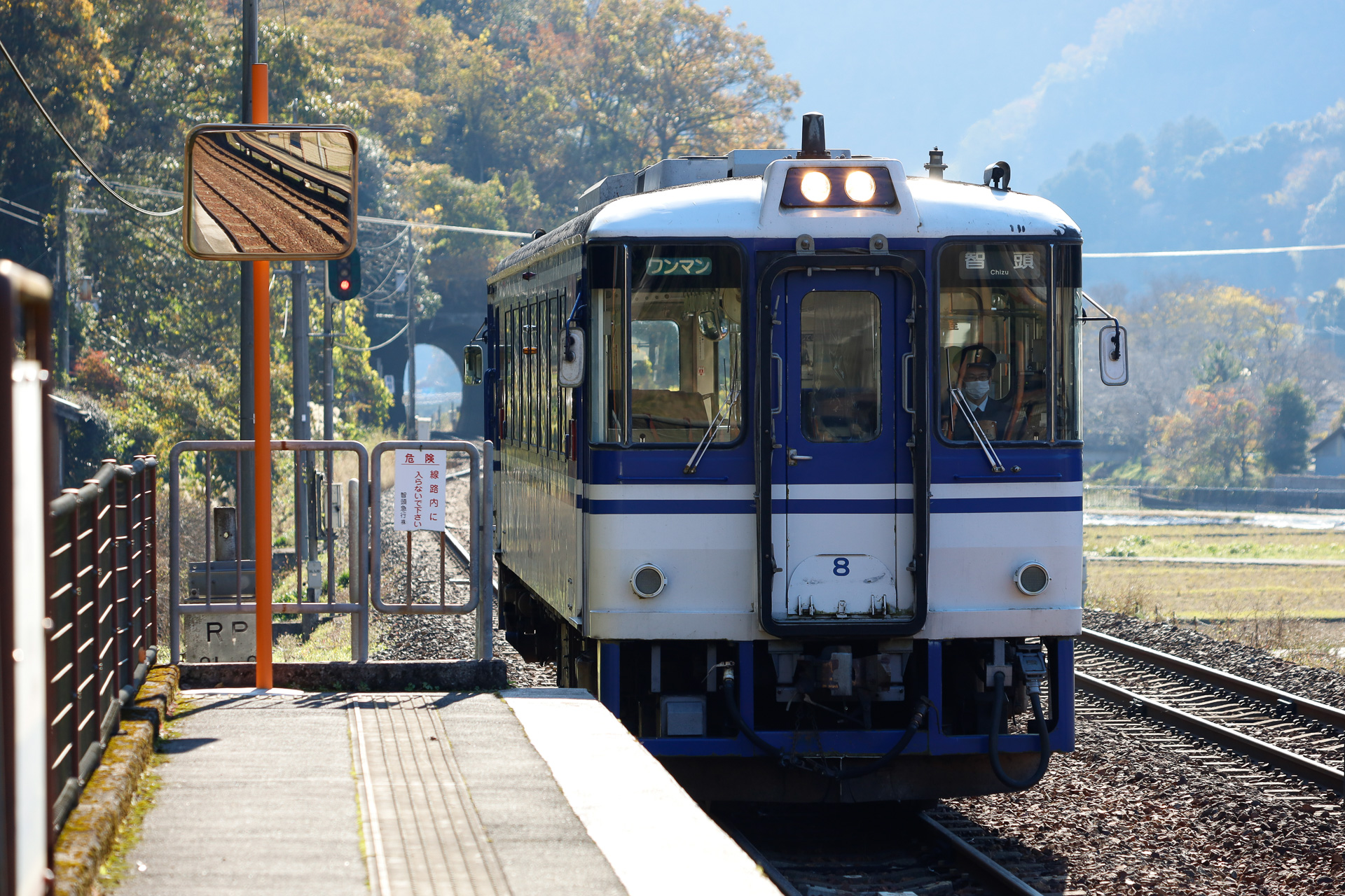智頭急行の平福駅で。到着した智頭行きの普通列車は、進行方向に向かって右側の2番線に入ってきた。なぜ？