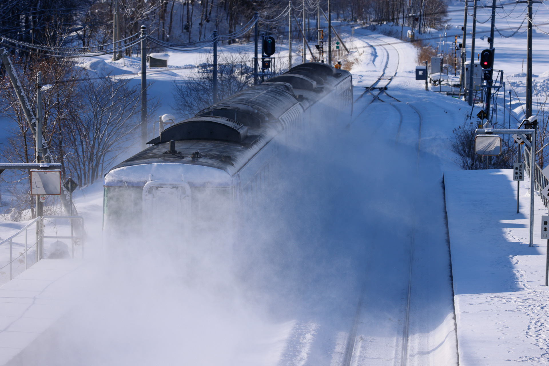 同じ桜岡駅を通過する、旭川に向かう上り特急「オホーツク」。特急は進行方向に関係なく、分岐器の直線側にあたる2番線を通過する
