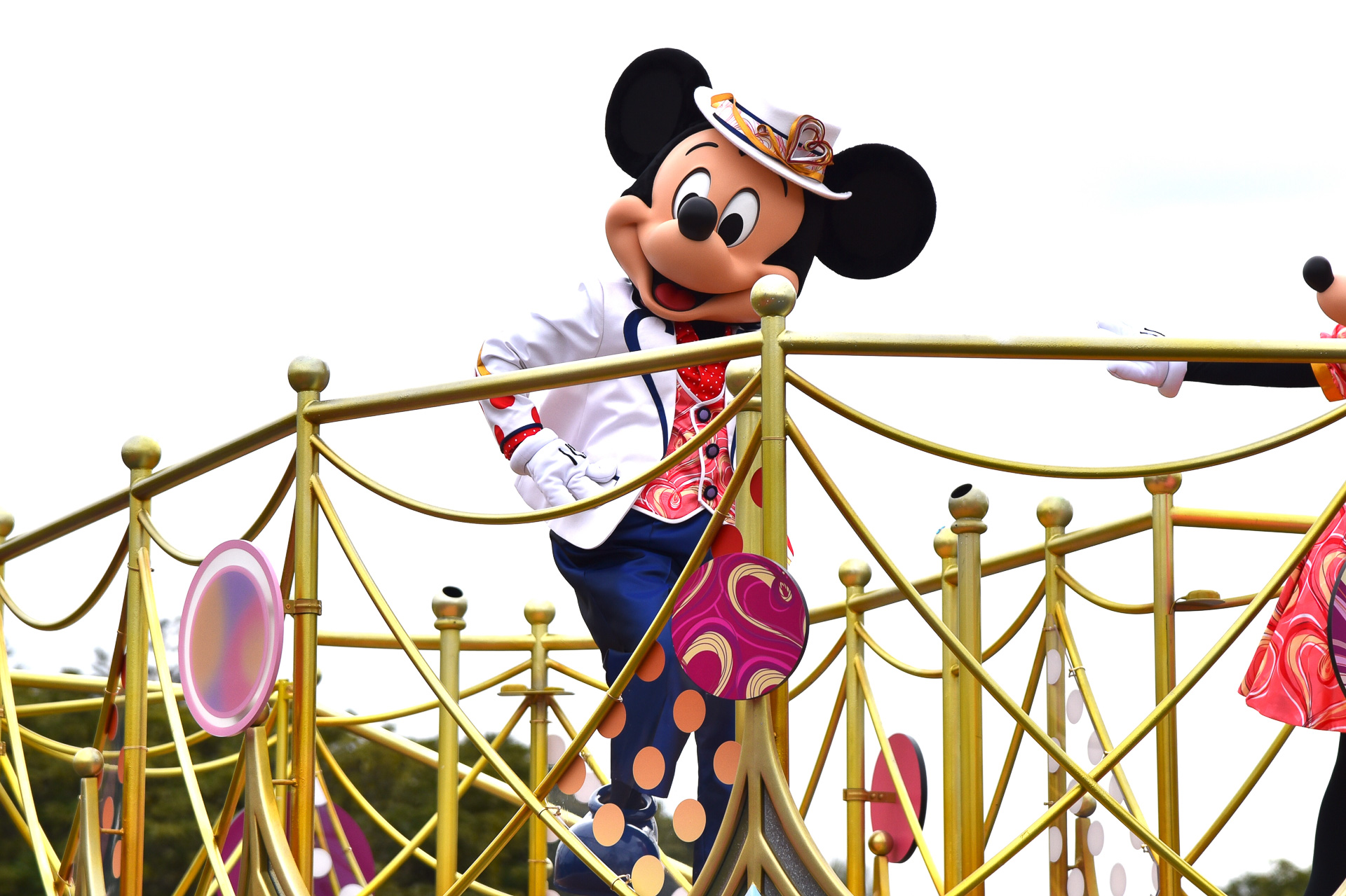 パーティを主催するミッキーマウスもハートとドットの特製コスでおめかし