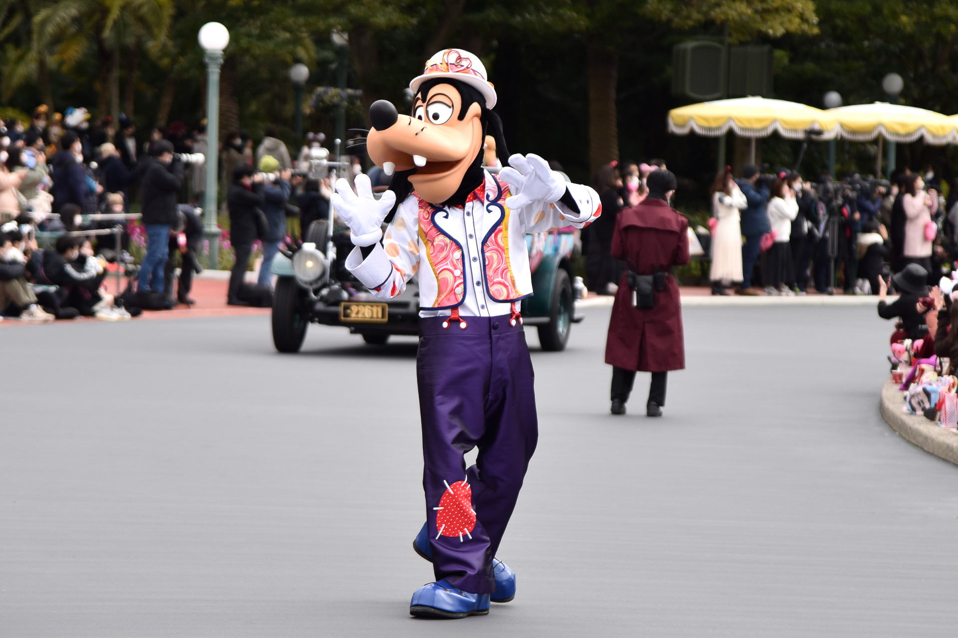 グーフィーは先頭でダンスをレクチャーしながら登場