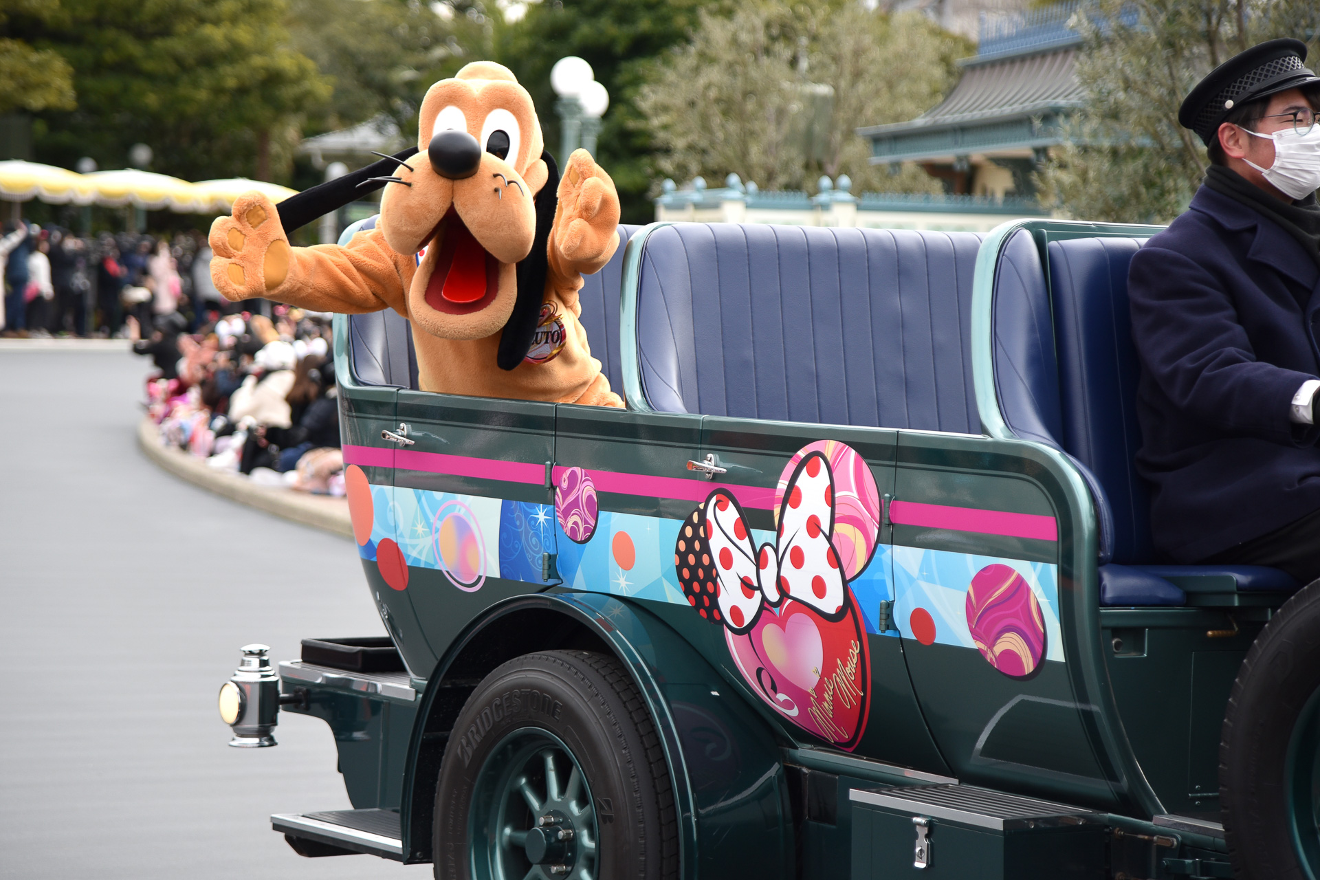 続くプルートはスペシャルなオープンカーで！