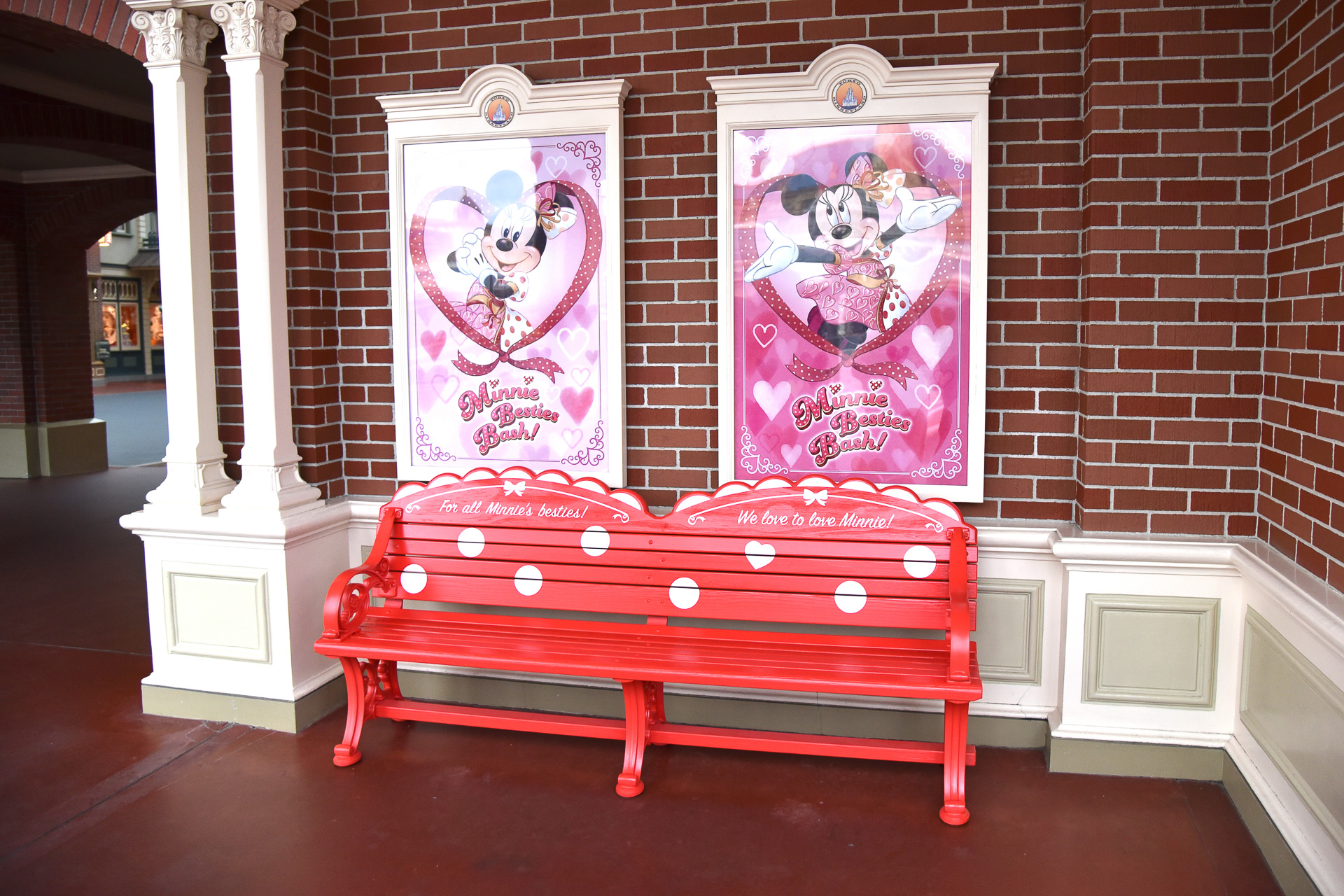 スペシャルカラーのベンチとポスターは、思わず撮りたくなる魔法がかけられています