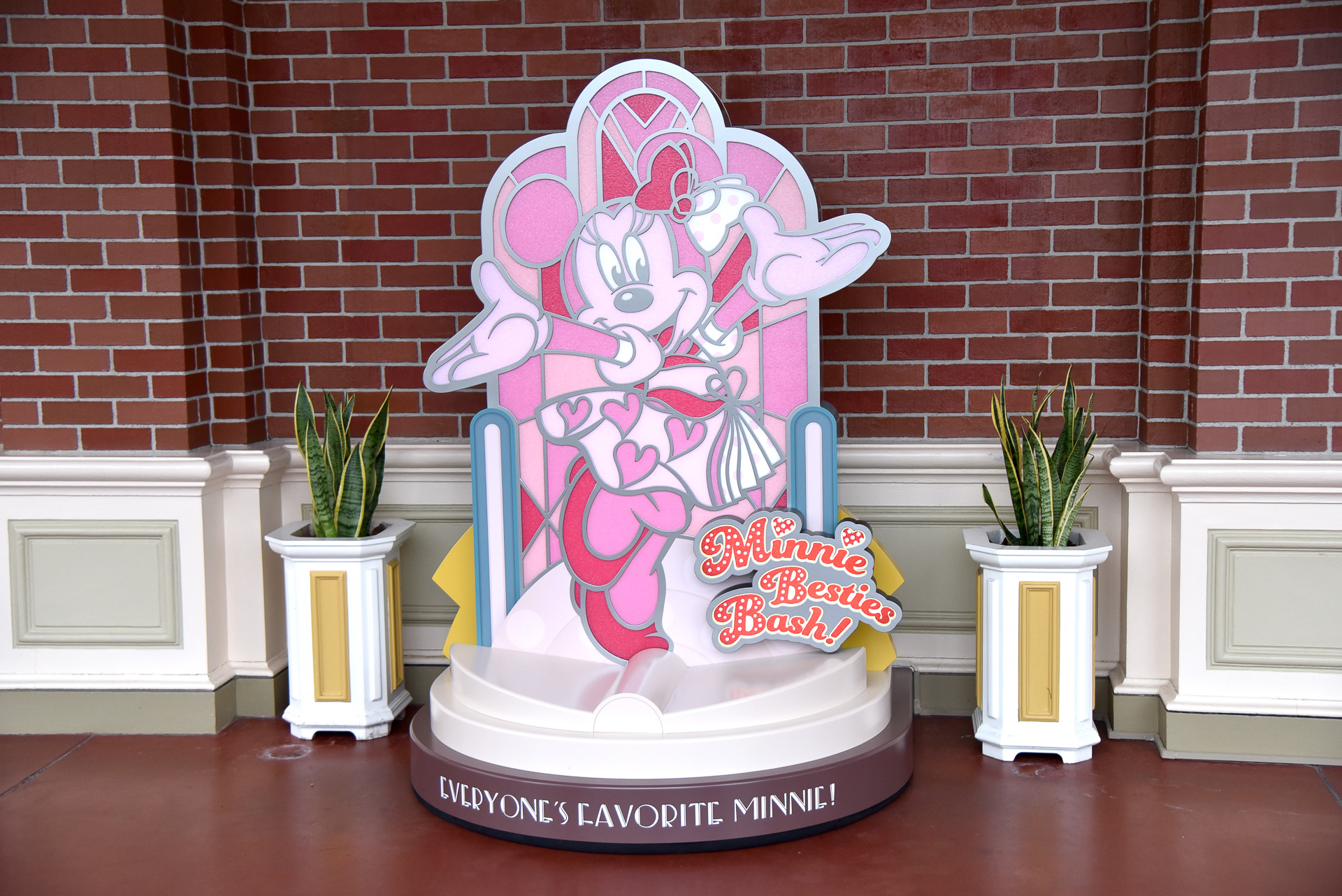 ステンドグラスのようなデザインの低めのスタチューはキッズ主役のファミリー撮影に最適