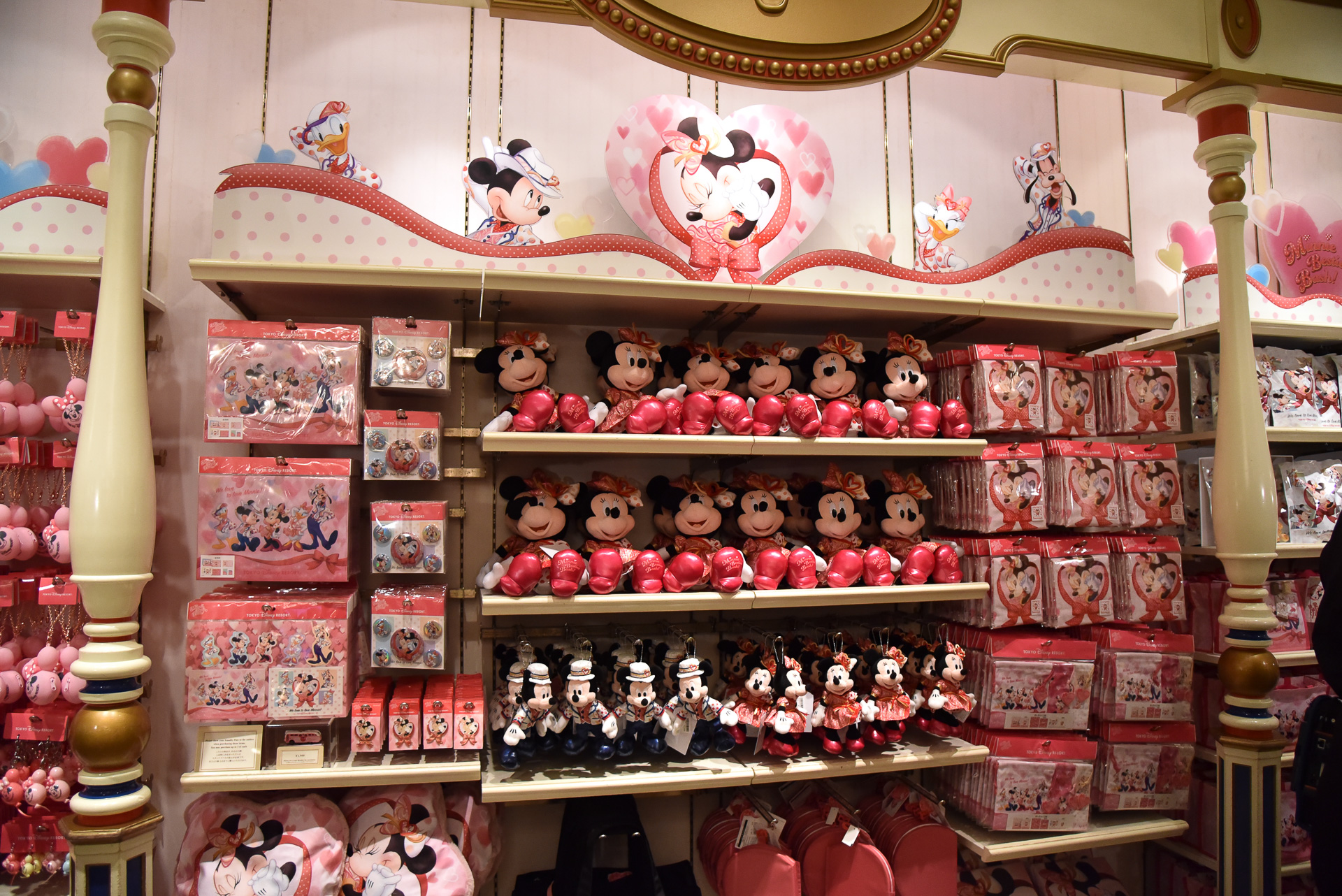 ワールドバザールの「ディズニー＆カンパニー」ではスペシャルグッズを販売