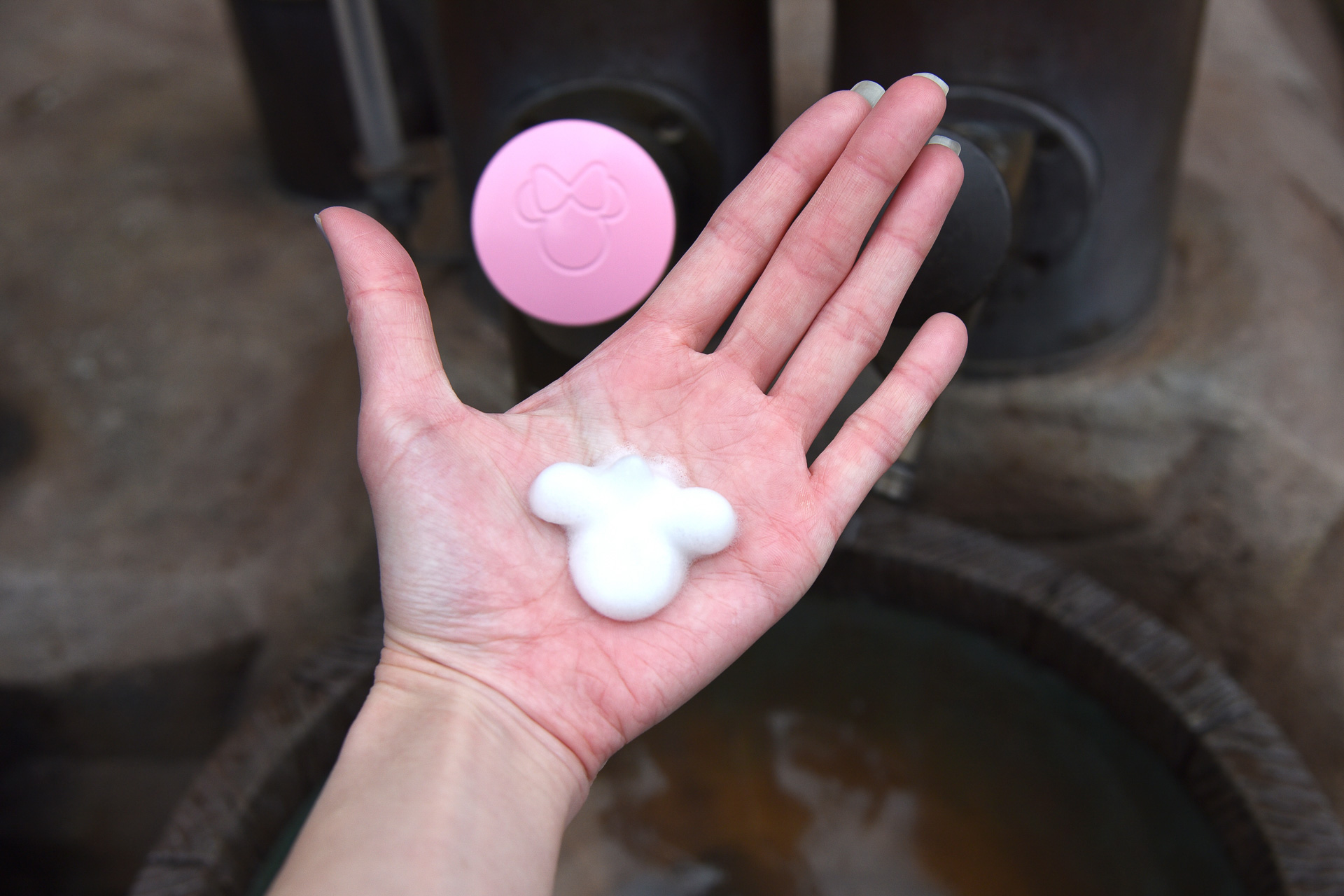 ミニーマウスシェイプのリボン付きのもこもこ泡で手を洗いましょう