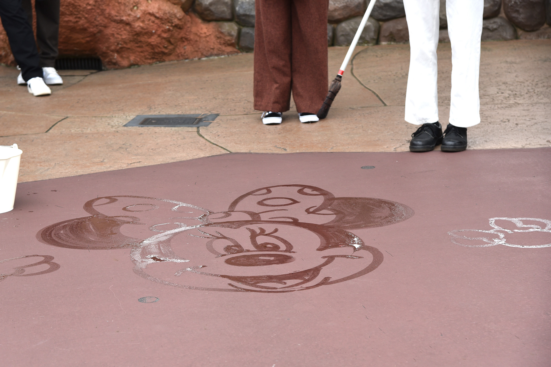 エリアを移動中に見つけたカストーディアルアートもキュートでした