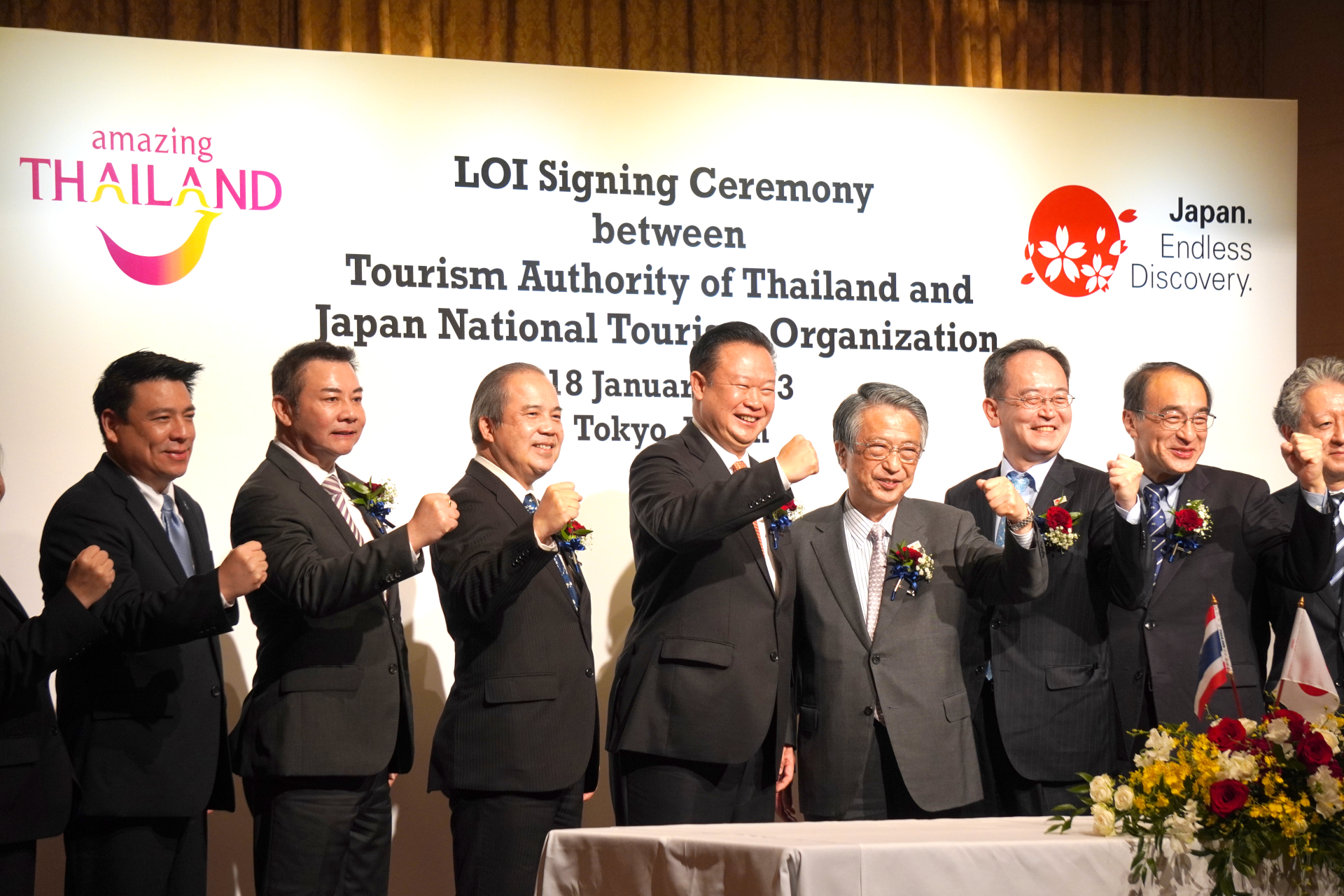 調印式には総勢12名の関係者・来賓が出席した