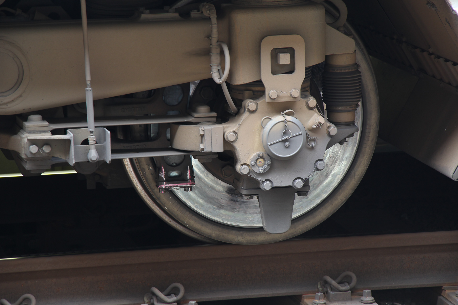 E3系の台車。車軸の下に突き出している逆台形の部材がL型車両ガイド