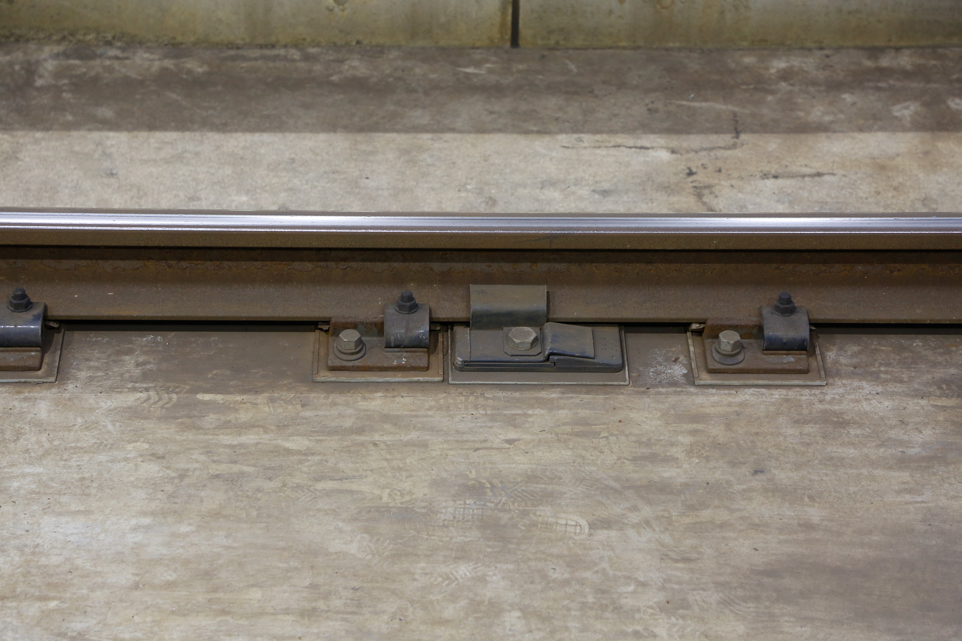 2個のレール締結装置に挟まれて取り付けられている、ほかとは形が異なる金具が、レール転倒防止装置。これは北陸新幹線で使われているものだが、東北・上越・北海道新幹線も同じ