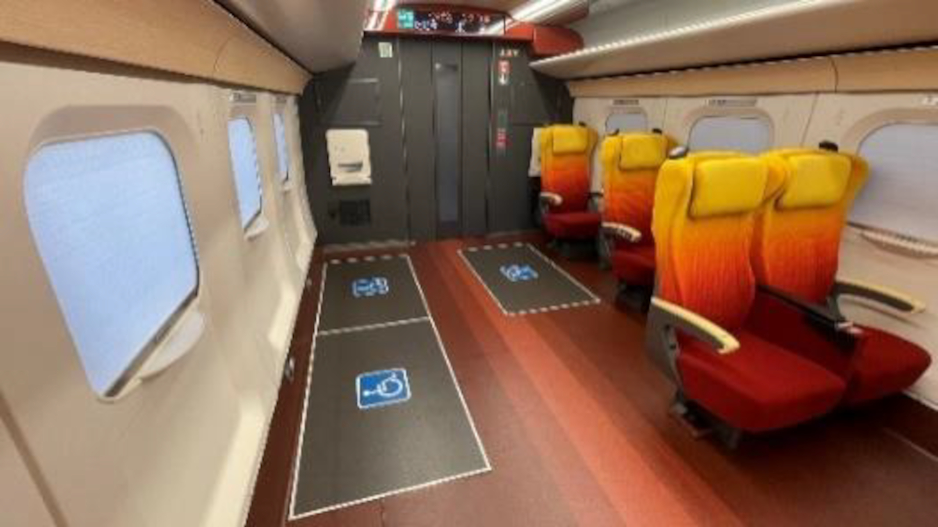 営業最高速度をE3系の275km/hから300km/hに向上する新型車両「E8系」。コンセントを全席に、大型荷物置場を全号車に設置し、車椅子スペースも増設。山形の風土をデザインしている