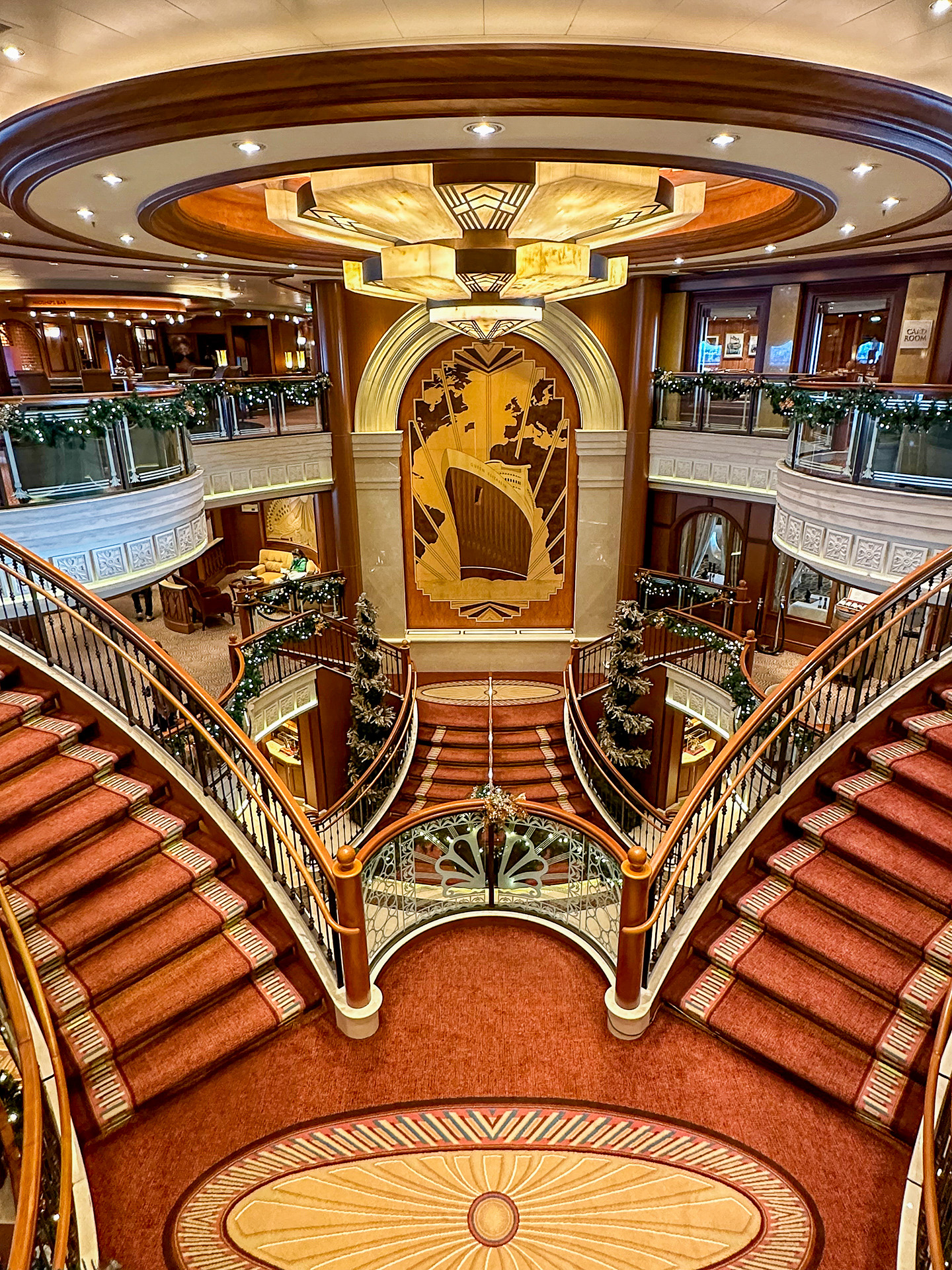 3層吹き抜けのグランドロビーはクイーン・エリザベスの船内でも人気のフォトスポット。優雅な雰囲気にうっとりでした