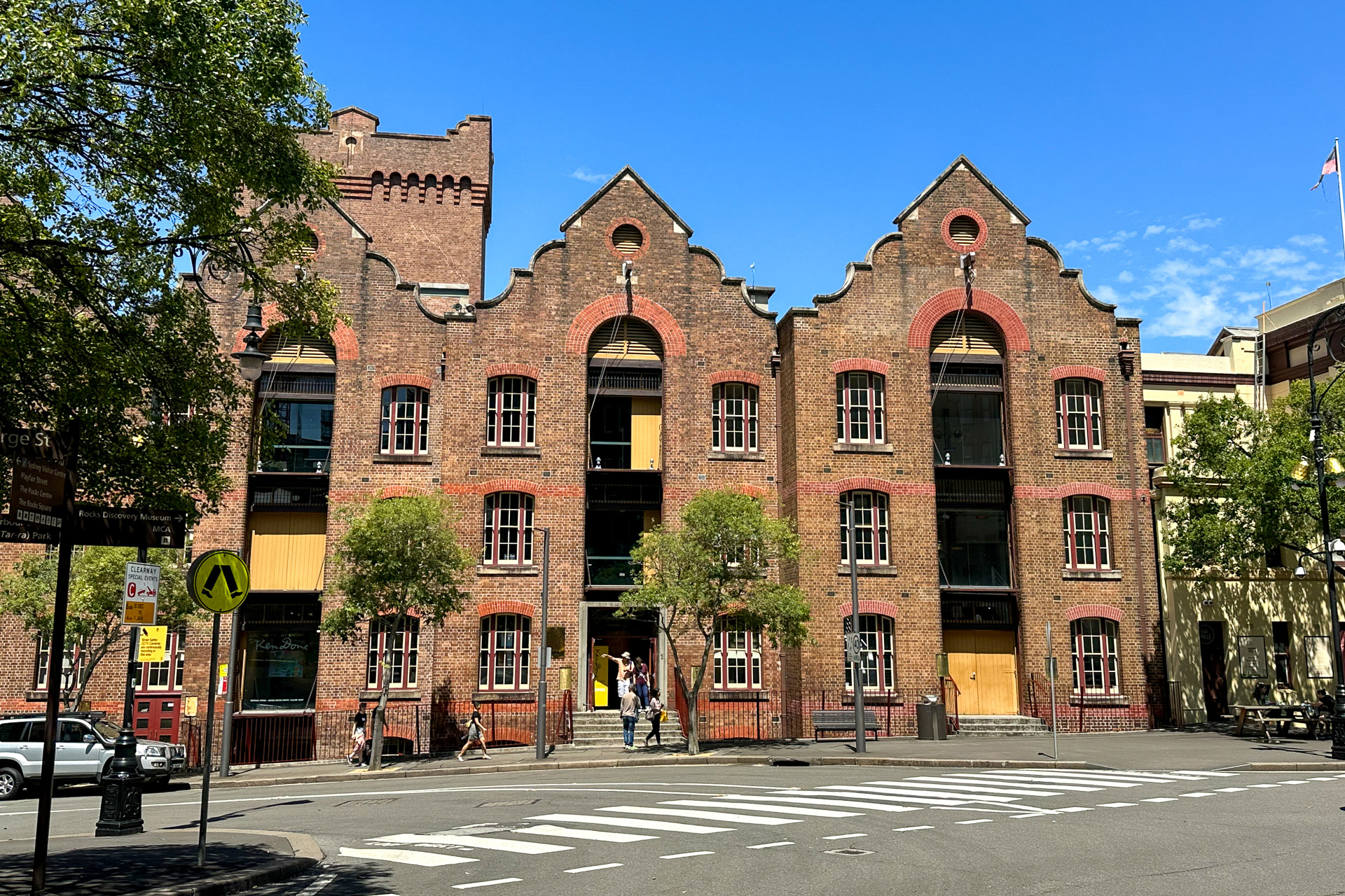 古い建物と新しい建物が混在するシドニーの街。街を歩いていてもマスクをしている人はほとんど見かけませんでした