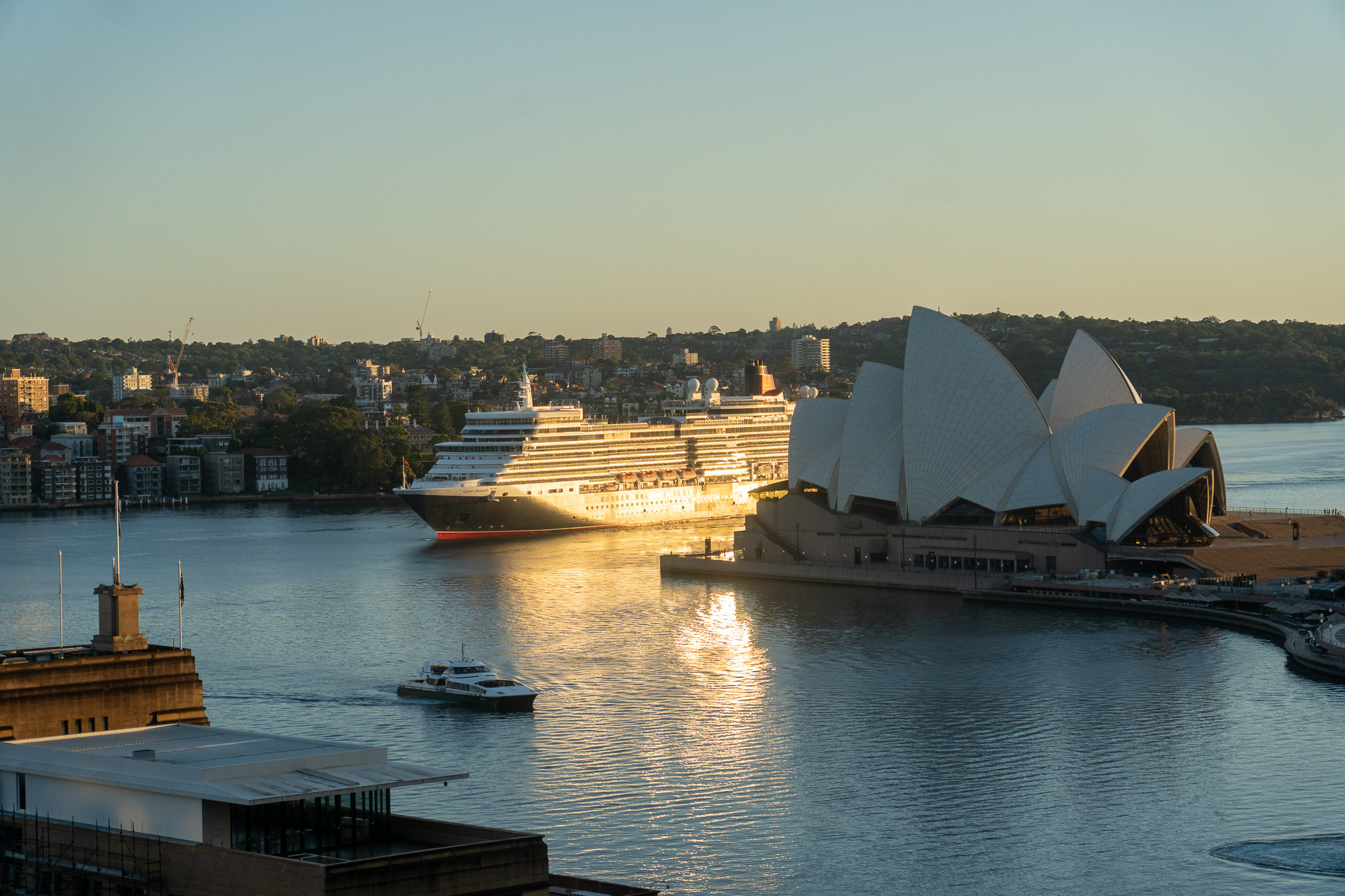 これを撮っていたときは乗客の様子を考えることすらしませんでしたが、クルーズを体験した今では「まだ部屋で寝ている人がほとんどだろうなぁ」とか「早起きの人はデッキ9のリド・レストランで入港シーンを楽しみながら朝食を食べているのかなぁ」とか想像できるのです