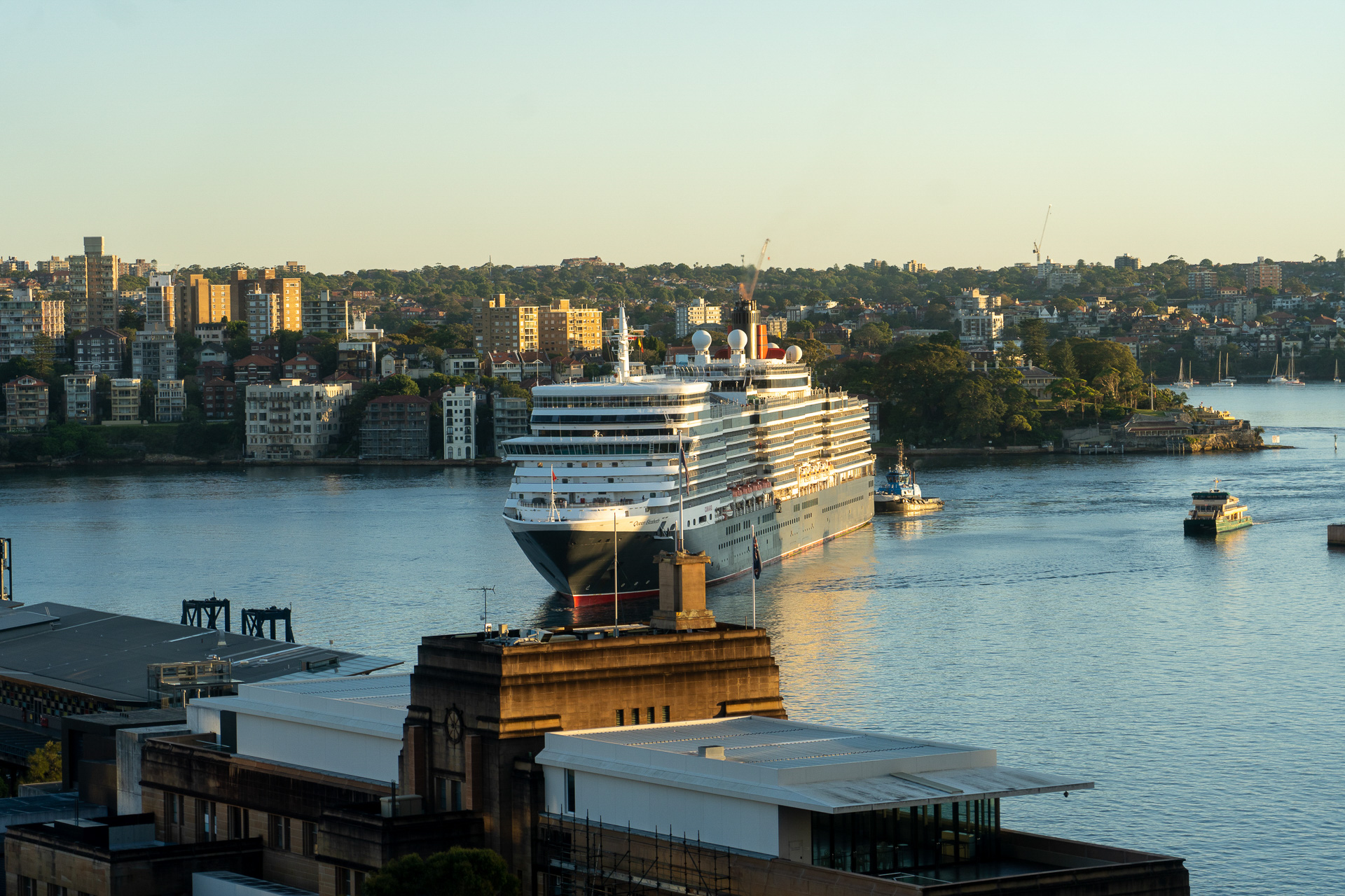 これを撮っていたときは乗客の様子を考えることすらしませんでしたが、クルーズを体験した今では「まだ部屋で寝ている人がほとんどだろうなぁ」とか「早起きの人はデッキ9のリド・レストランで入港シーンを楽しみながら朝食を食べているのかなぁ」とか想像できるのです