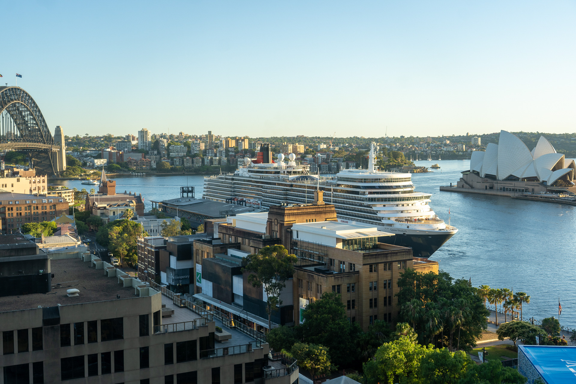 こうしてみると前日に停泊していたクルーズ船よりだいぶ大きいのが分かりますね