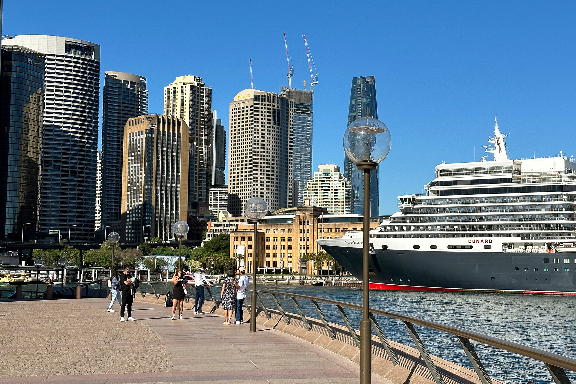 オペラハウス側から。中央の茶色い建物が、泊まっていたフォーシーズンズホテル シドニー