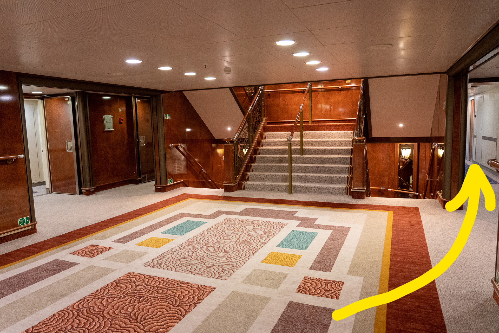 ここがエレベーターホール。左右に廊下があります