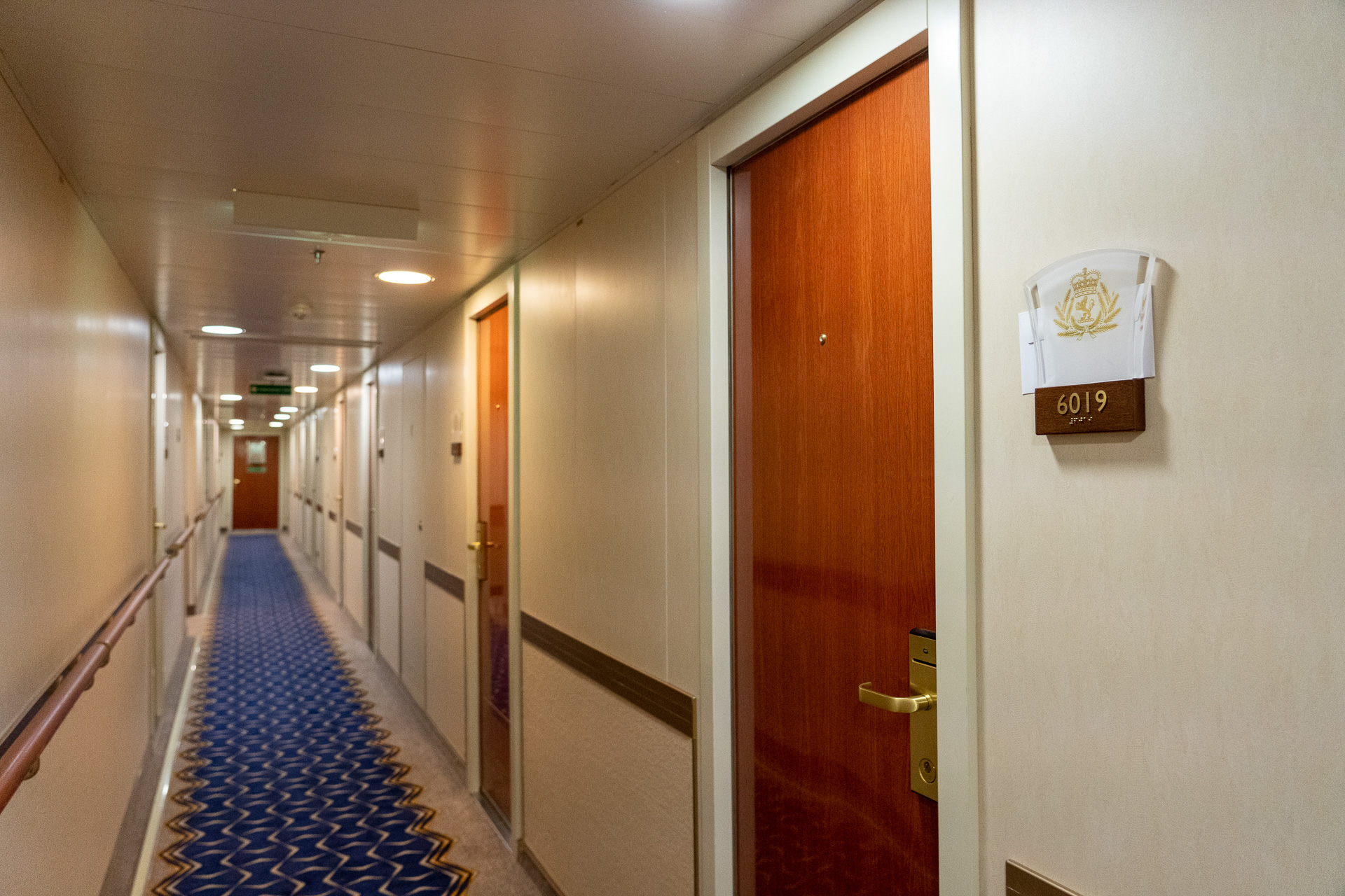 私はデッキ6（6階）。船首側だったので長い廊下を前へ前へ