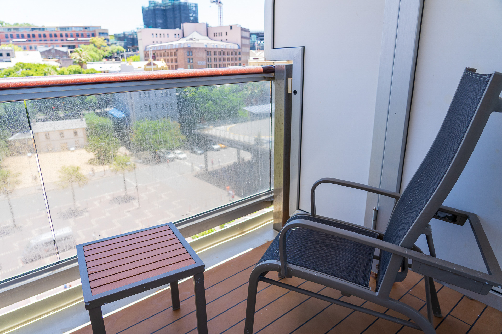 バルコニーにはミニテーブルと椅子2脚