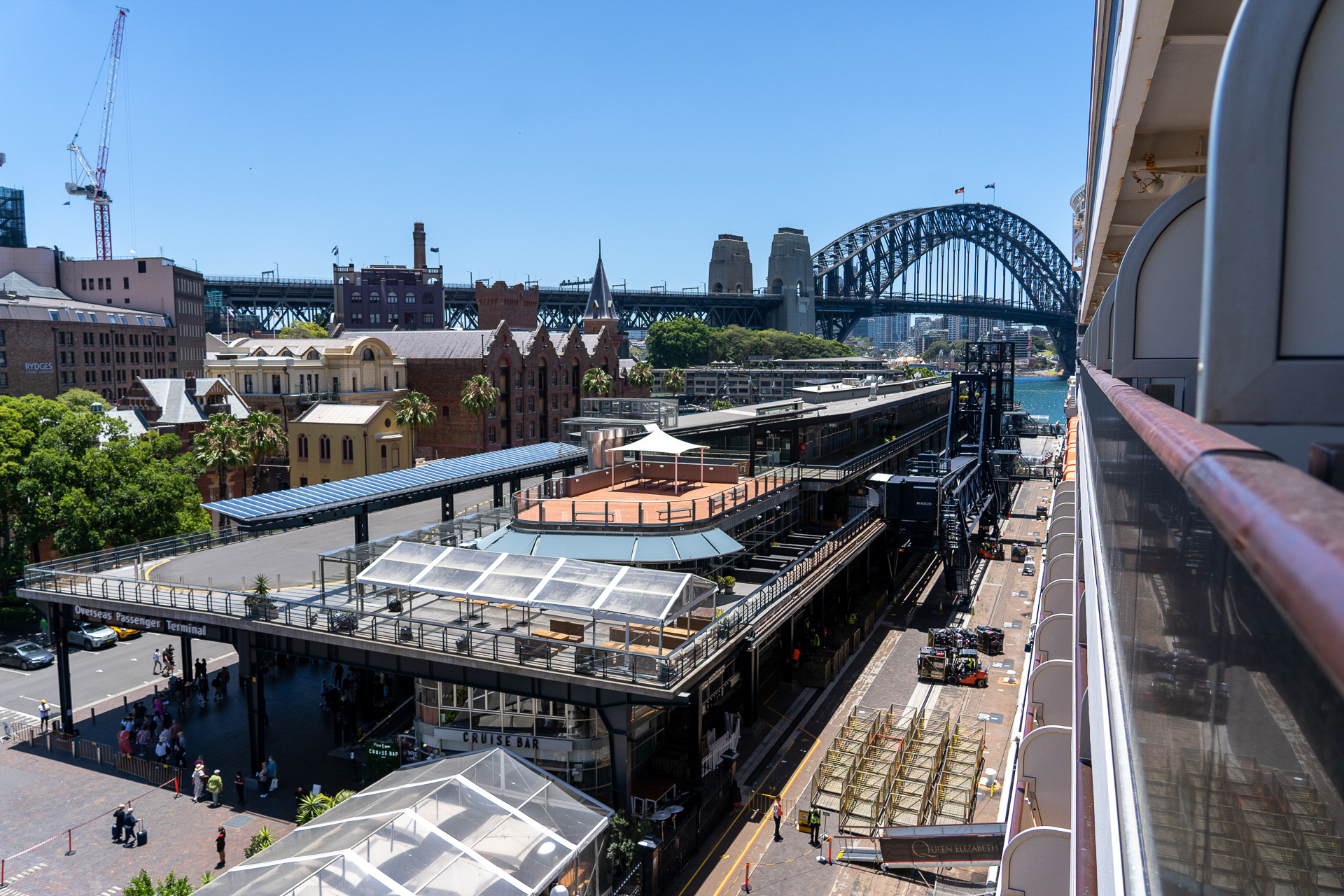 まだ停泊中なので6階の高さがよく分かりますね