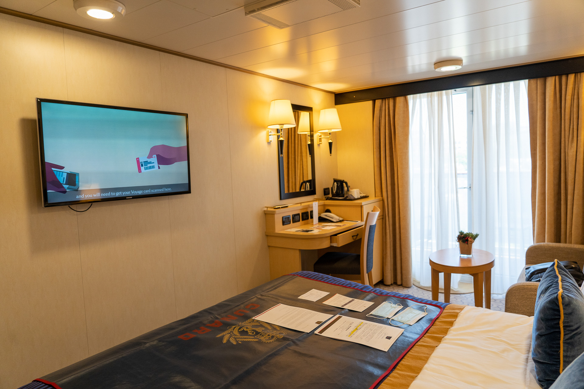 壁には薄型のテレビ。日本語音声の映画が観られるチャンネルも