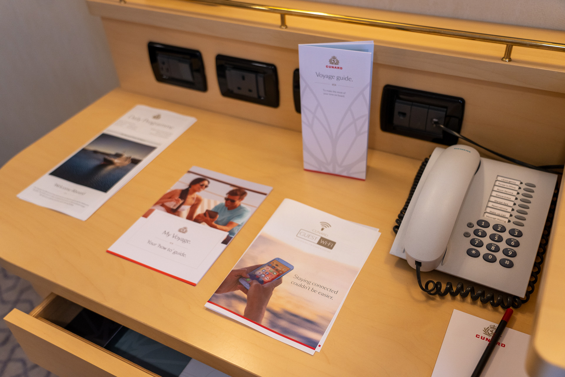 バルコニー側にはデスクがあります