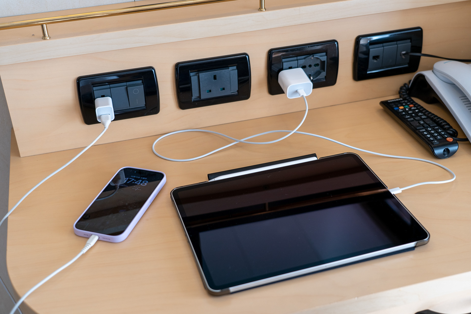 デスクのコンセントは日本で使っているものをそのまま差すことができて便利