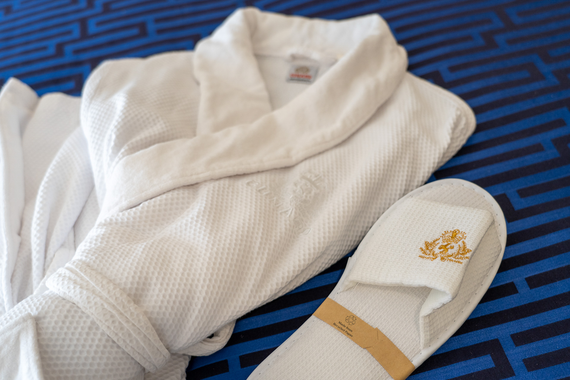 キュナードのロゴマークがあしらわれたクッションやバスローブが素敵！