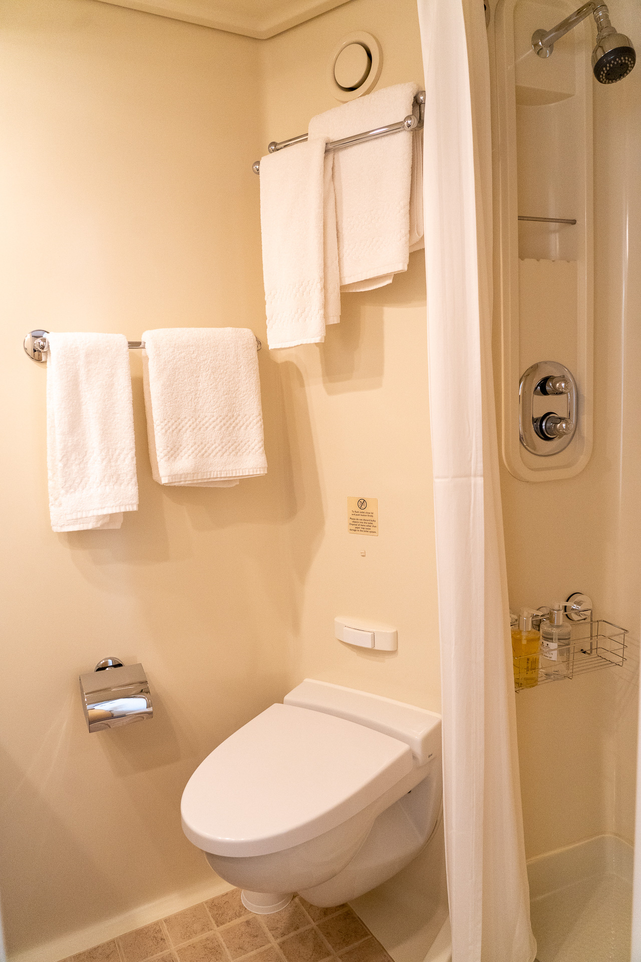 バスルームはこんな感じ。洗面台にトイレ、シャワーがコンパクトにまとまっています。上のカテゴリーにはバスタブ付きのお部屋もあります