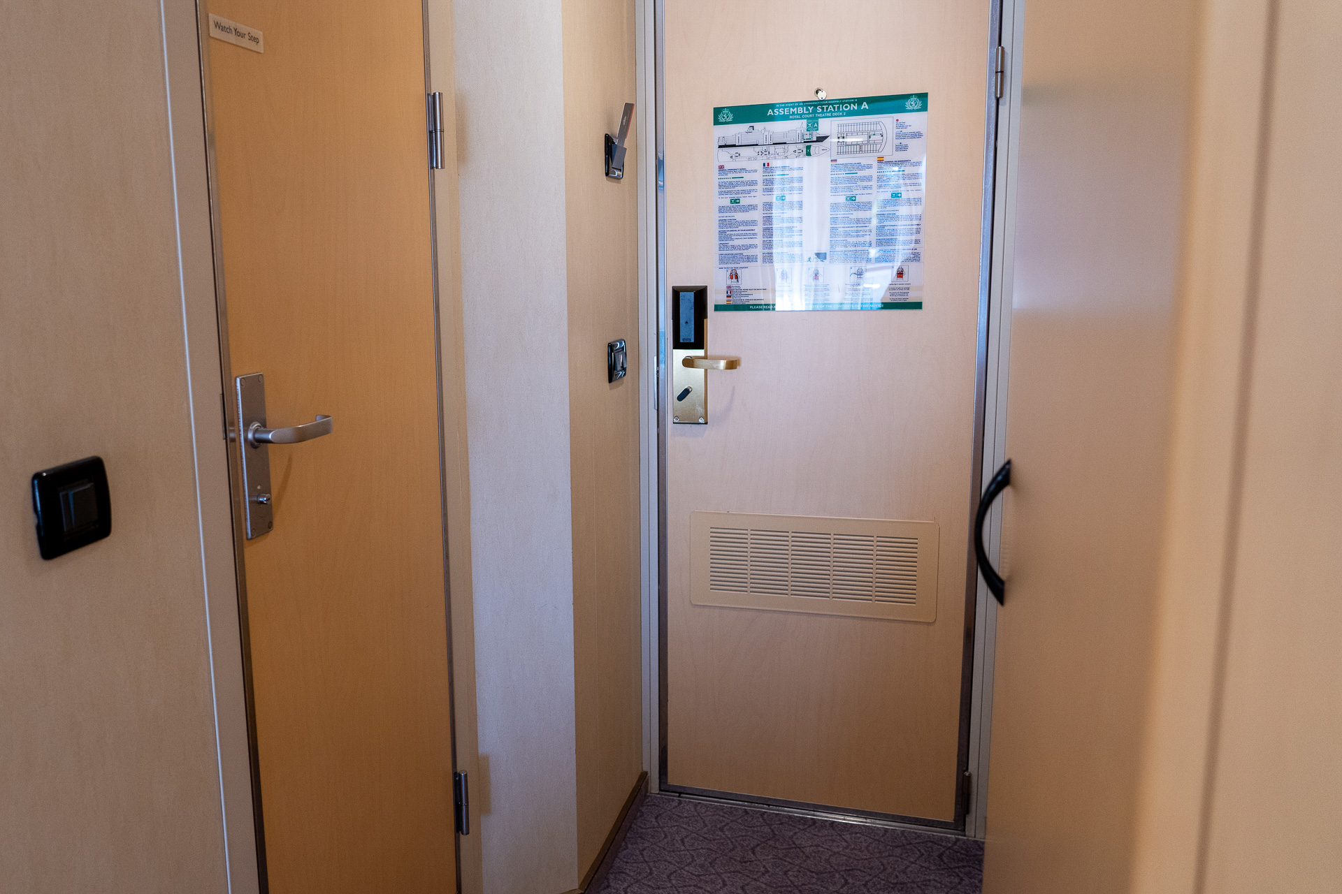 客室ドアの内側に避難場所が書かれています