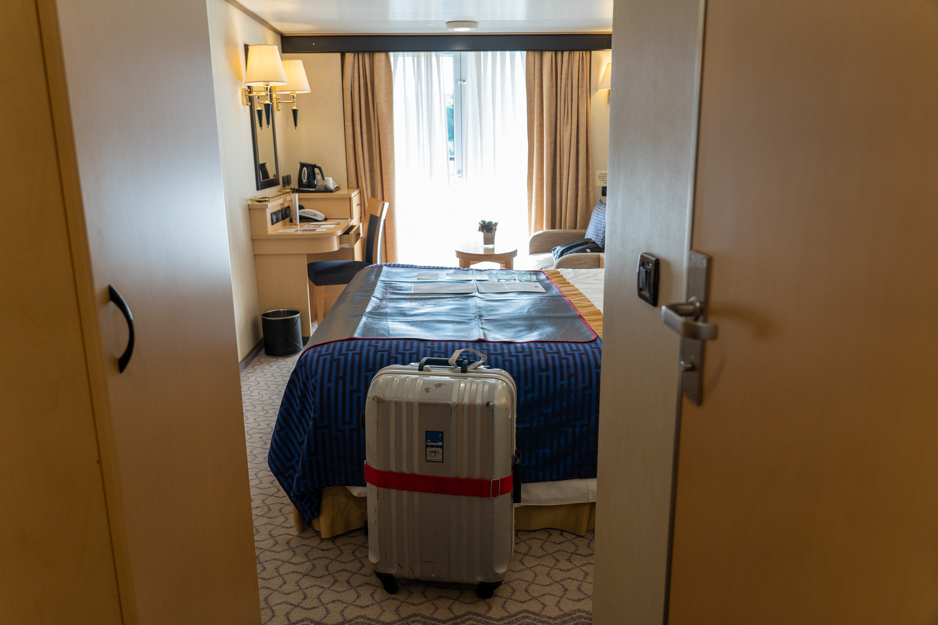 いったん部屋に戻ったらスーツケースが届いていました