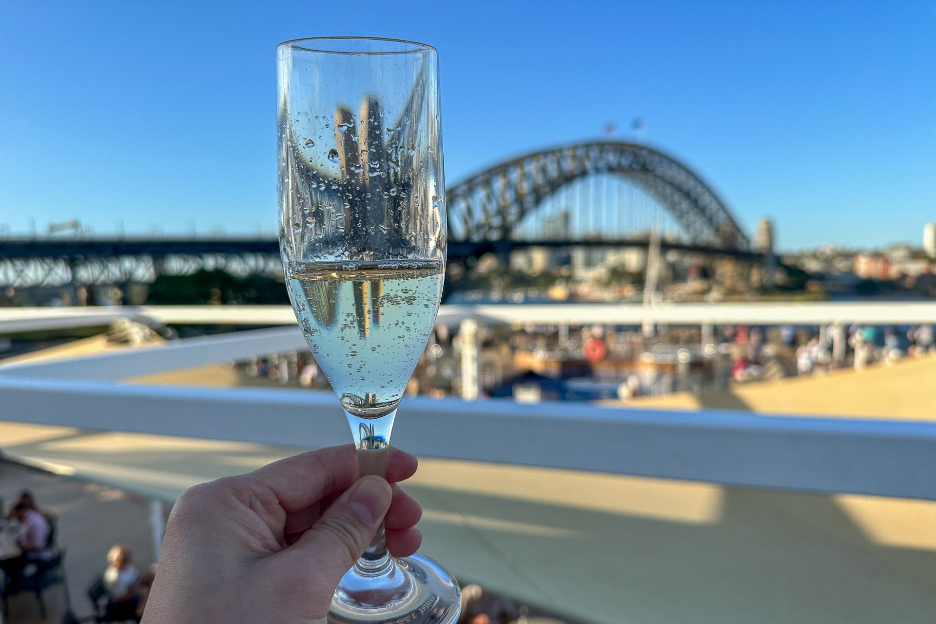 ゆっくり動き出したクイーン・エリザベスに乾杯