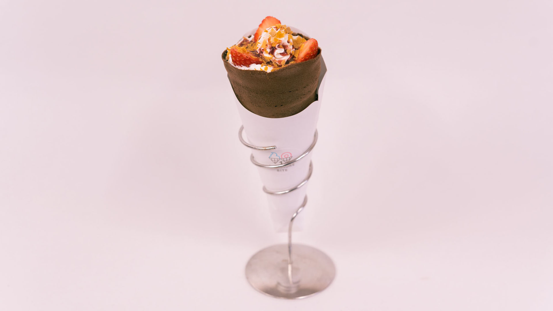 チョコ生地クレープ（715円～）