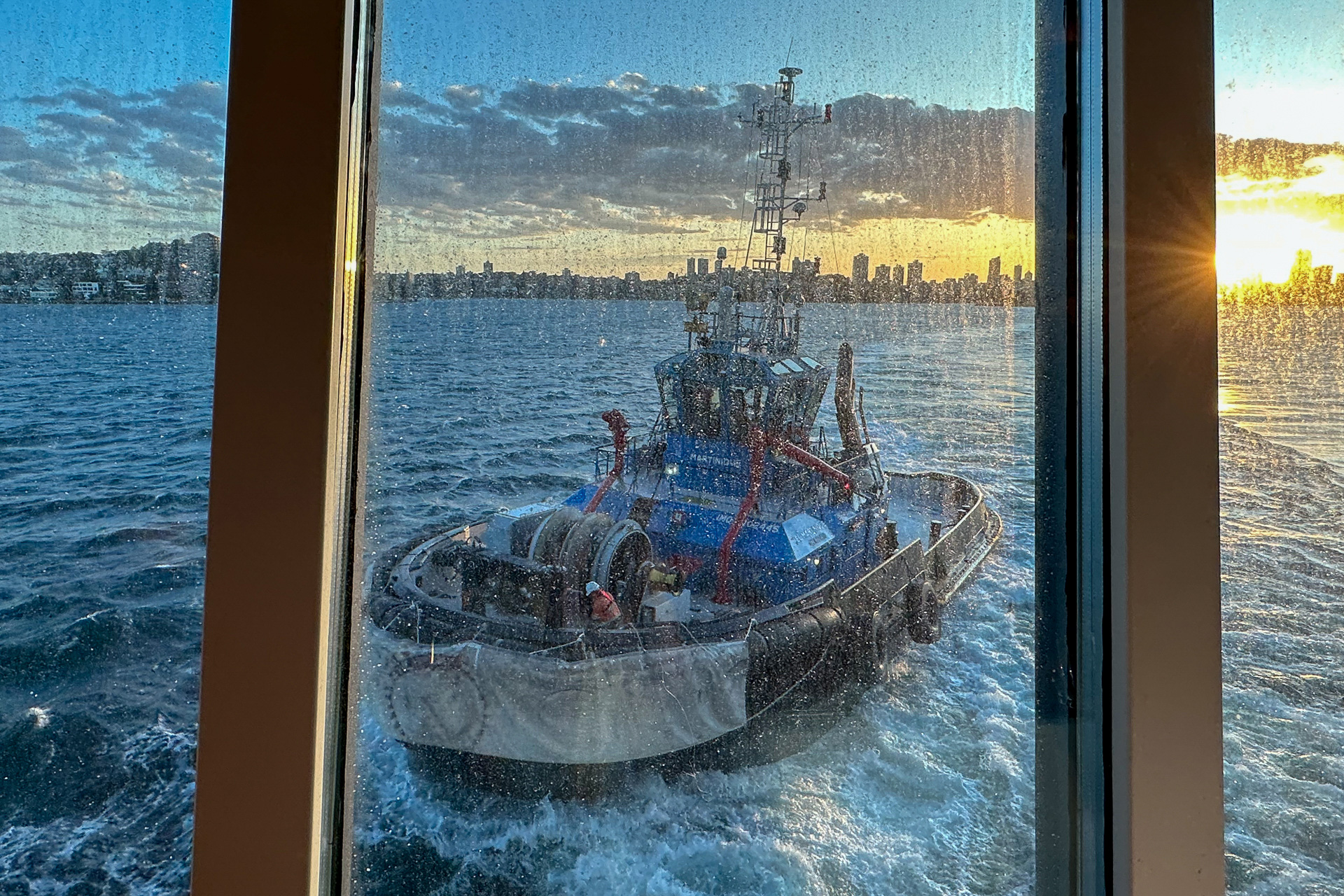 シドニー出航からしばらくついてきていたタグボートはこのあとさようなら