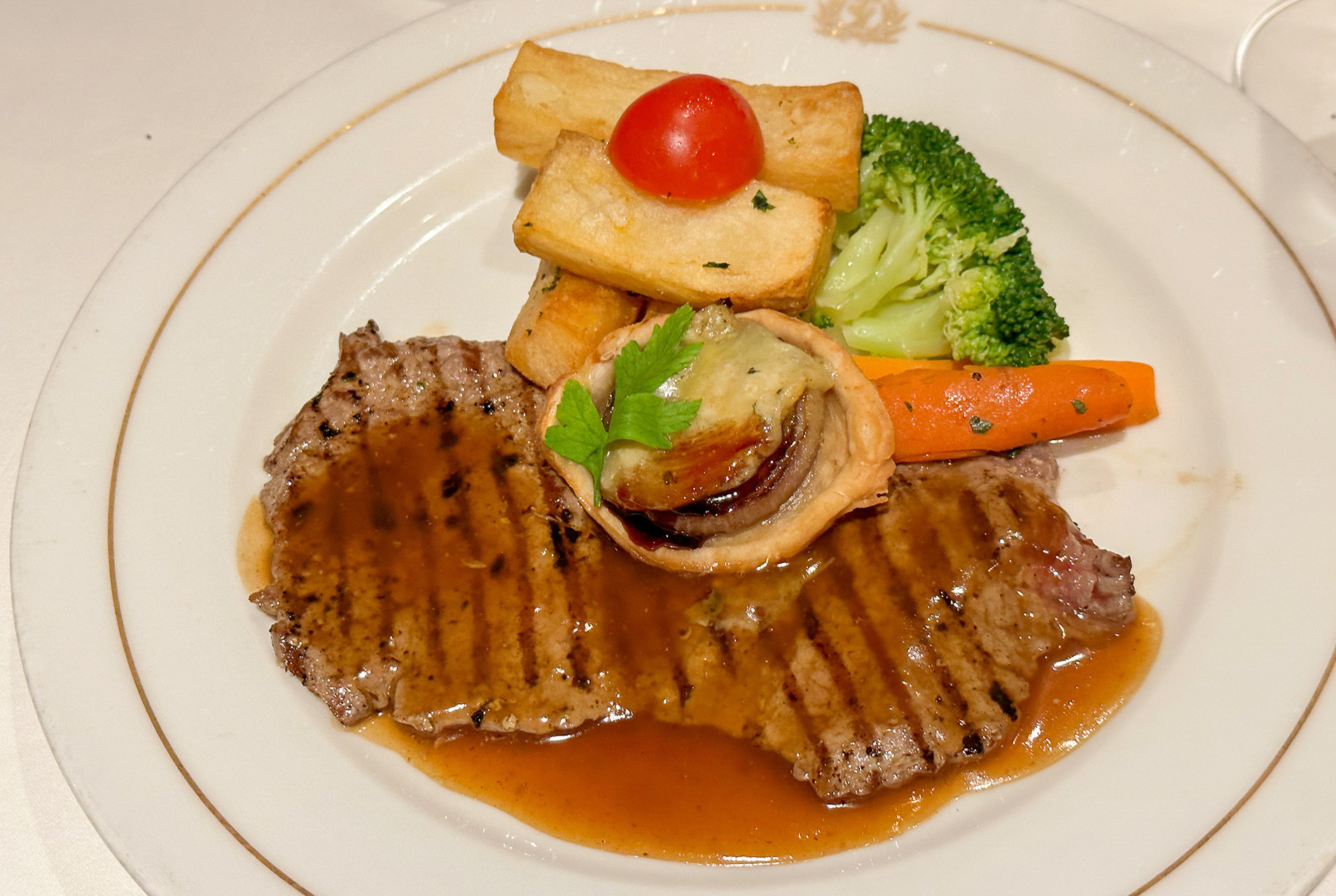 ワイルドマッシュルームのリゾット、アスパラガスのヴルーテソーススープ、牛肉のパイヤール、温製チェリークラフティタルト