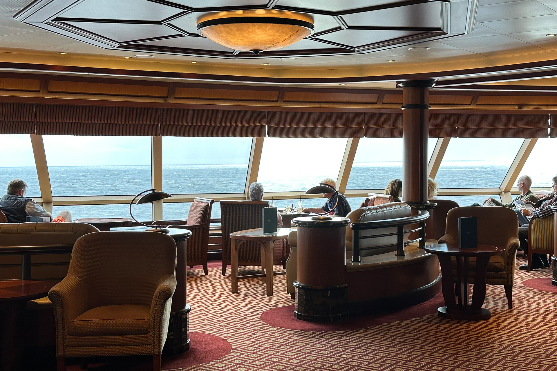 昼間の「コモドアー・クラブ」。船首の高い階にあるので眺めが最高です