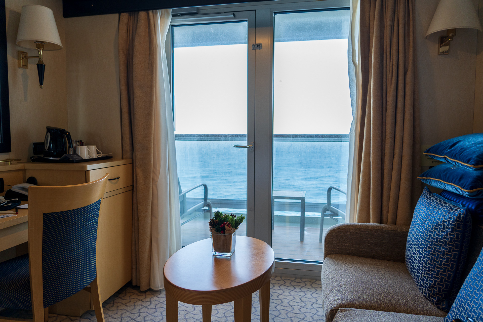 ベッドからバルコニーを眺めるの図