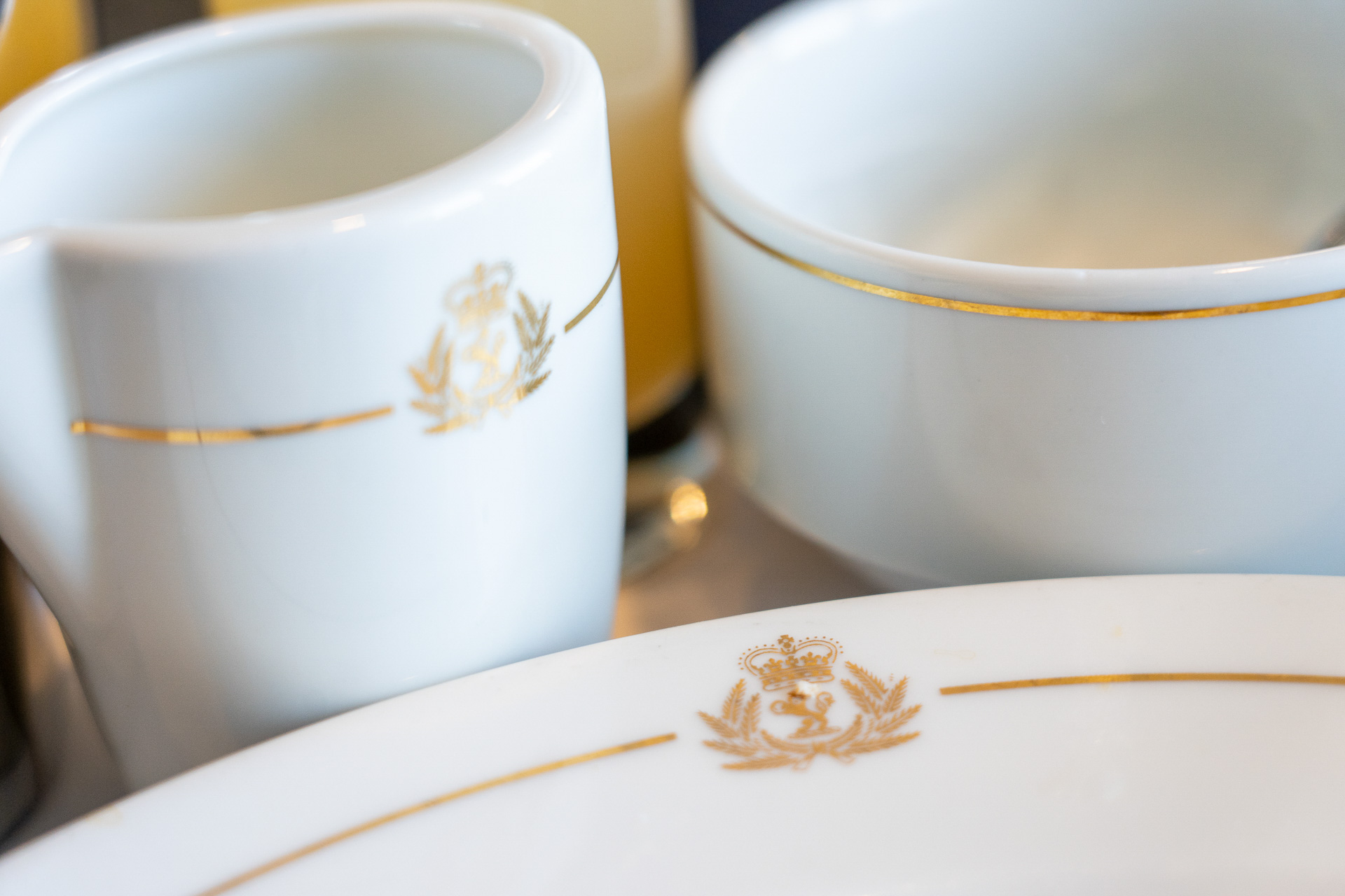 キュナードのマークの入った食器。コーヒーはポットにたっぷりと