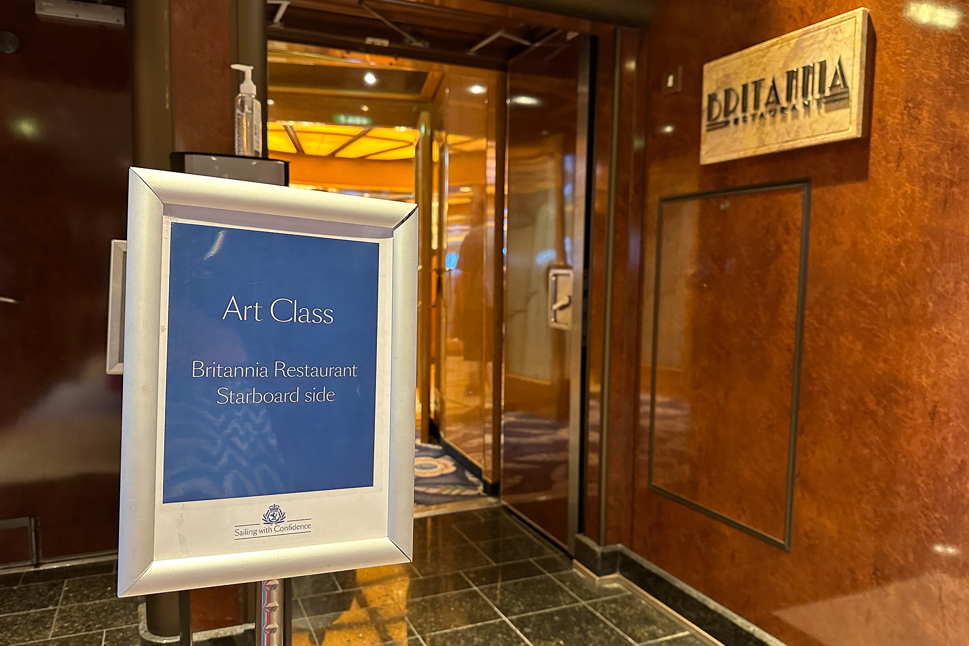 ブリタニア・レストラン前に出ていた「Art Class」の看板。いざ！