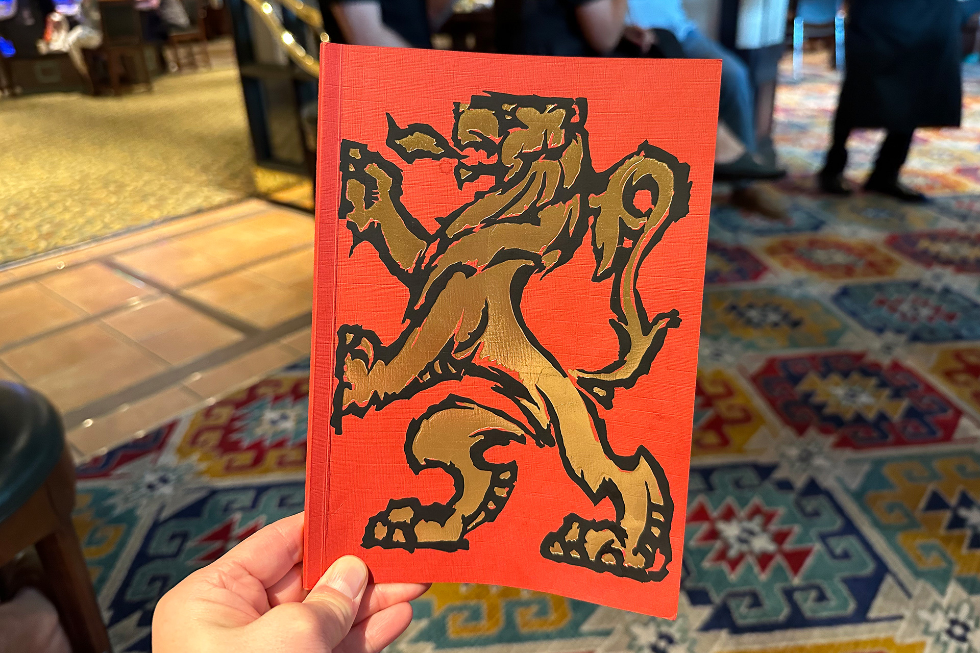 ライオンが描かれたメニュー。ビール、ワイン、ソフトドリンクなどいろいろ揃っていました