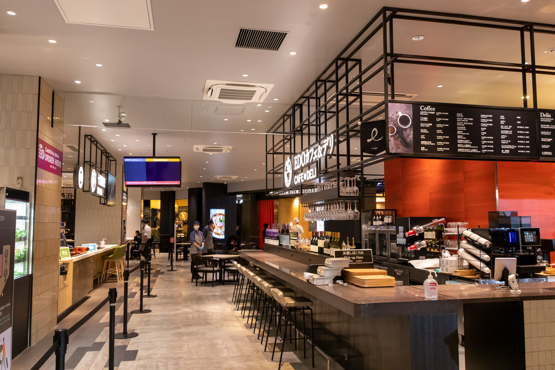 フードコート内には約230席が用意されている。注文は券売機のほか、テーブルに記載されたQRコードを読み取ることでスマートフォンからもできる