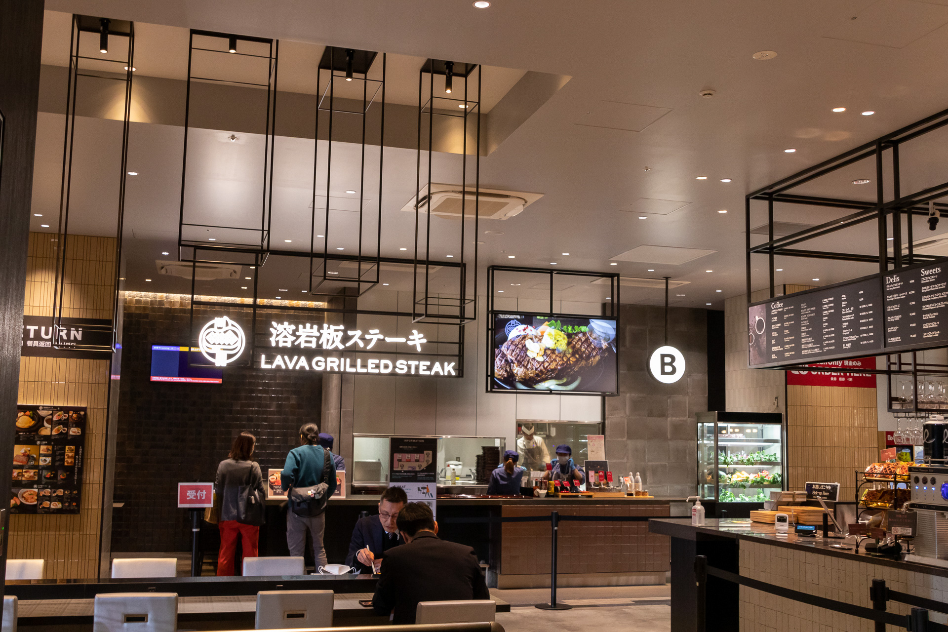 フードコート内には約230席が用意されている。注文は券売機のほか、テーブルに記載されたQRコードを読み取ることでスマートフォンからもできる