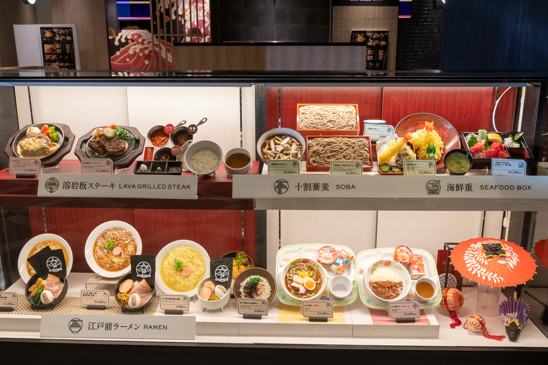 フードコート内には約230席が用意されている。注文は券売機のほか、テーブルに記載されたQRコードを読み取ることでスマートフォンからもできる